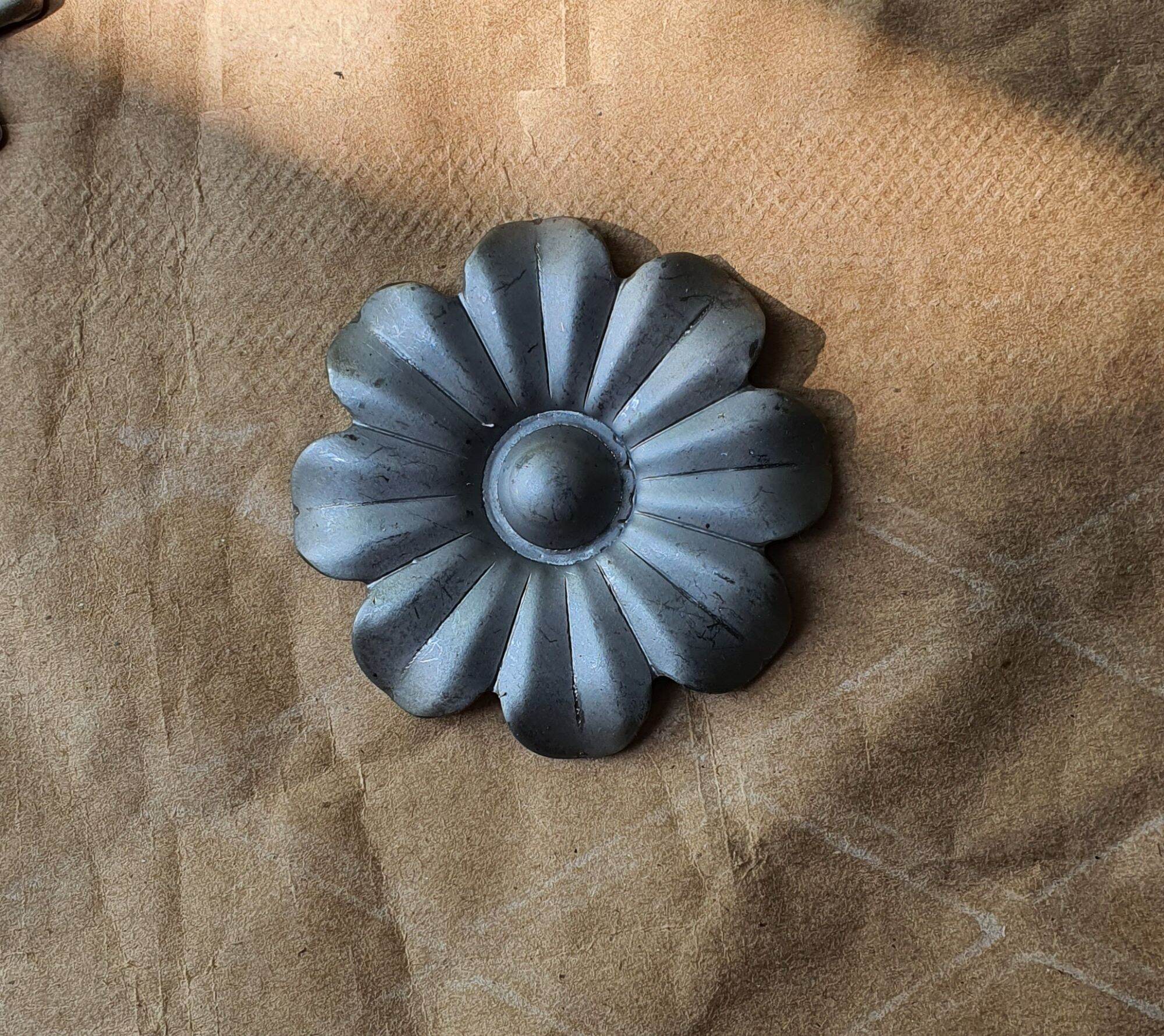 10 hoa sắt dập đk 6cm