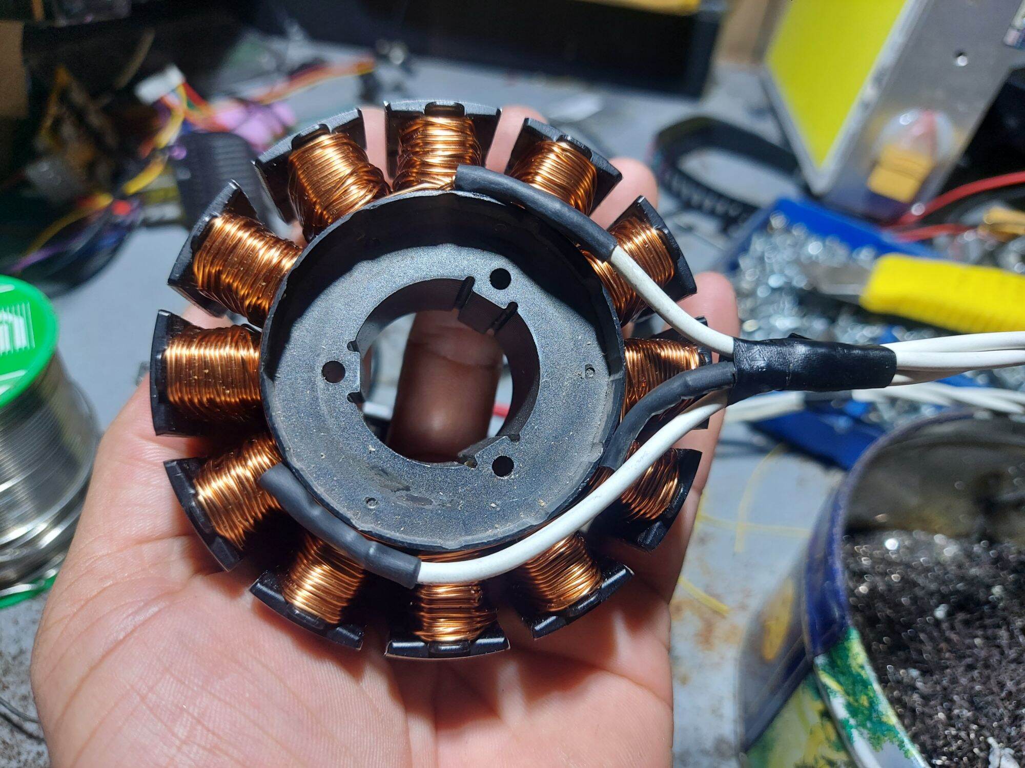 Motor chế máy hút chân không dùng pin.