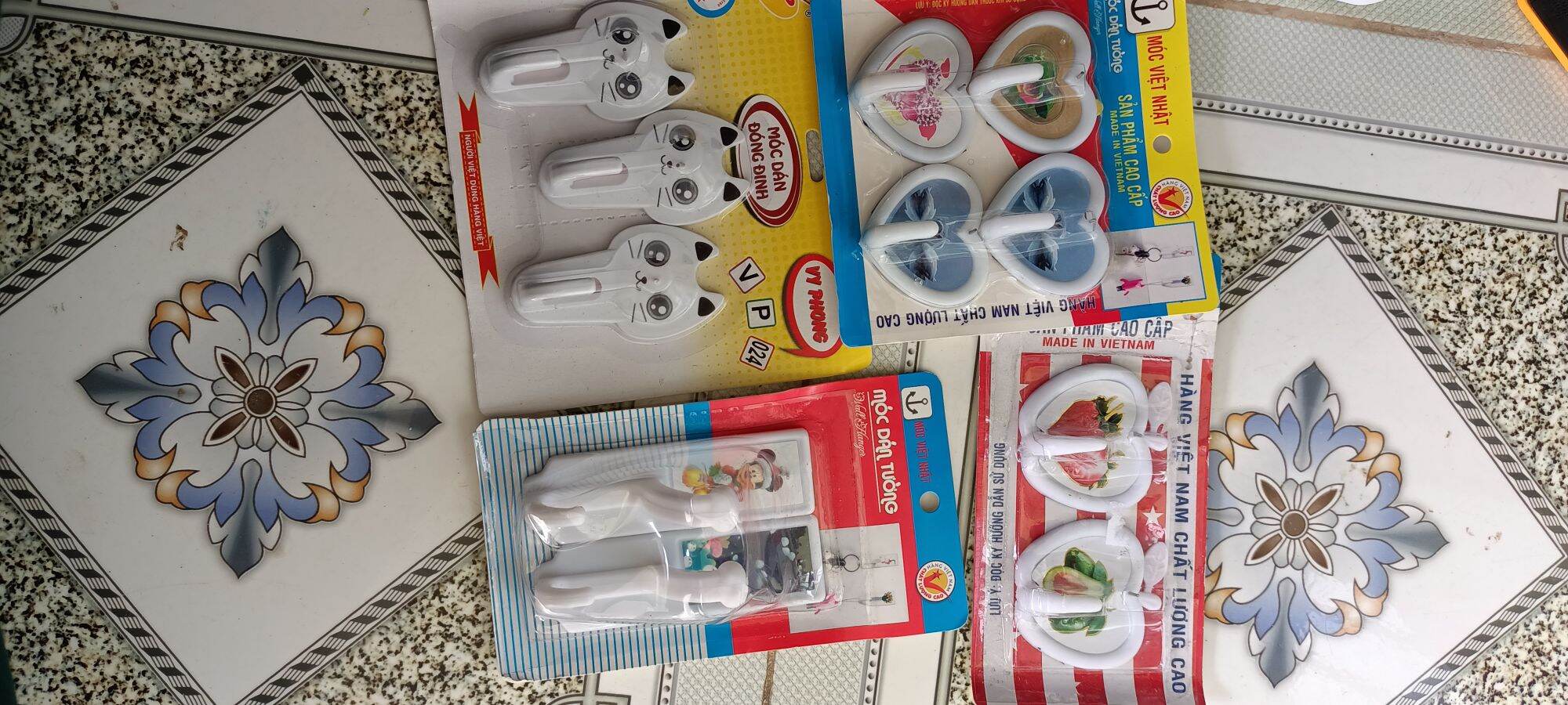 móc dán tường có đinh đóng