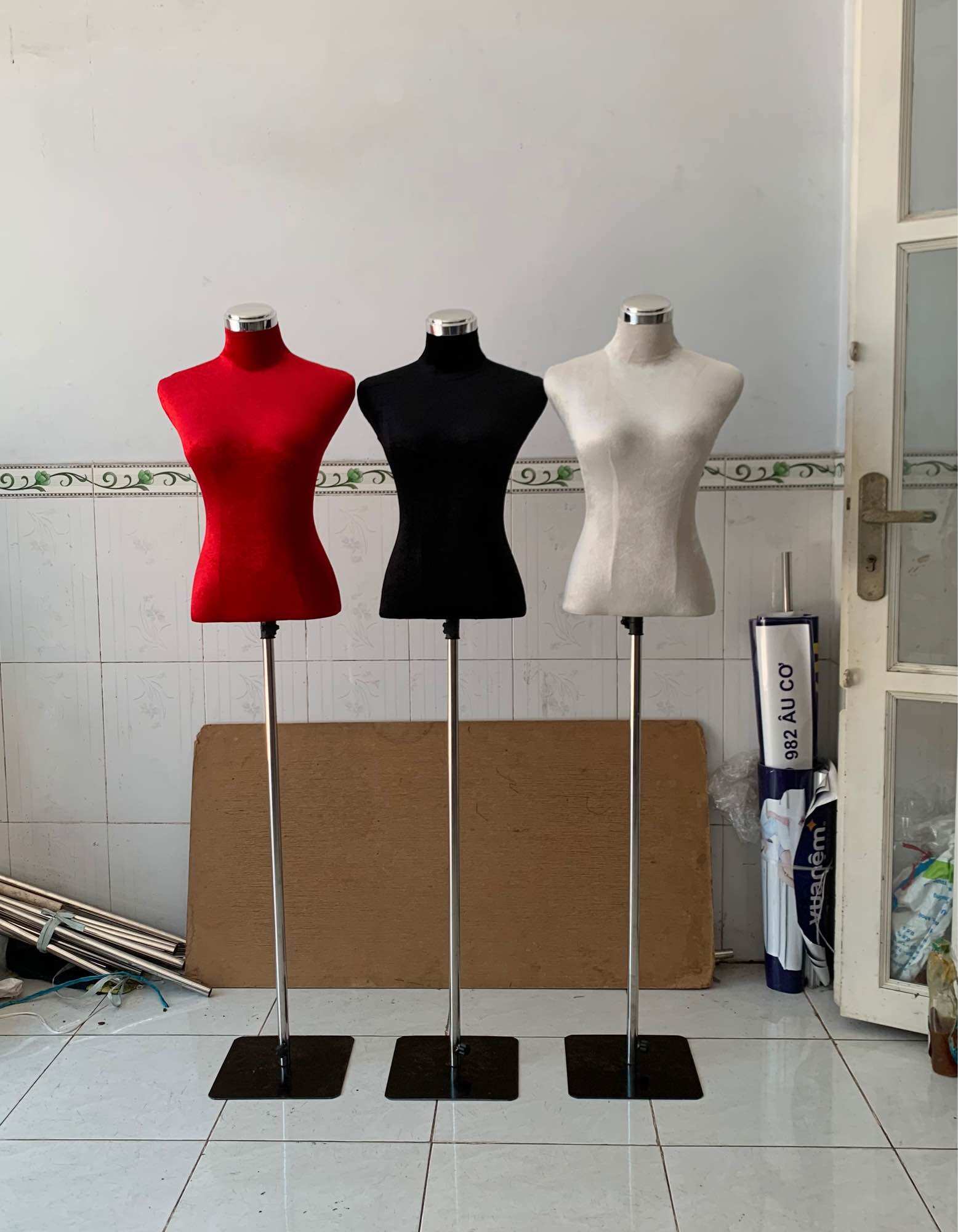 Manocanh bán thân nhung nữ đầu bạc đế sắt