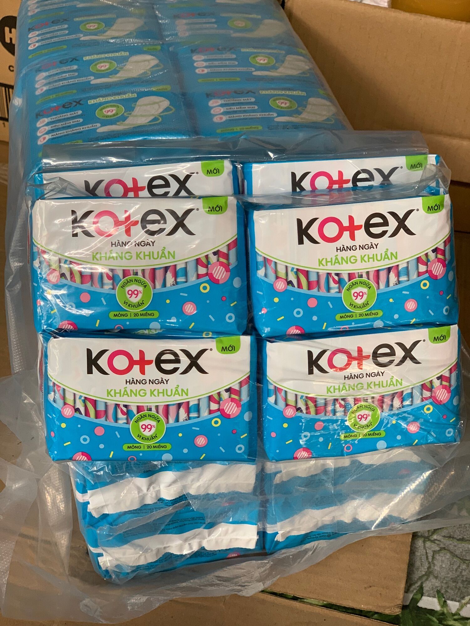 8 gói băng vệ sinh kotex hàng ngày kháng khuẩn- mỗi gói 20 miếng- hsd luôn mới