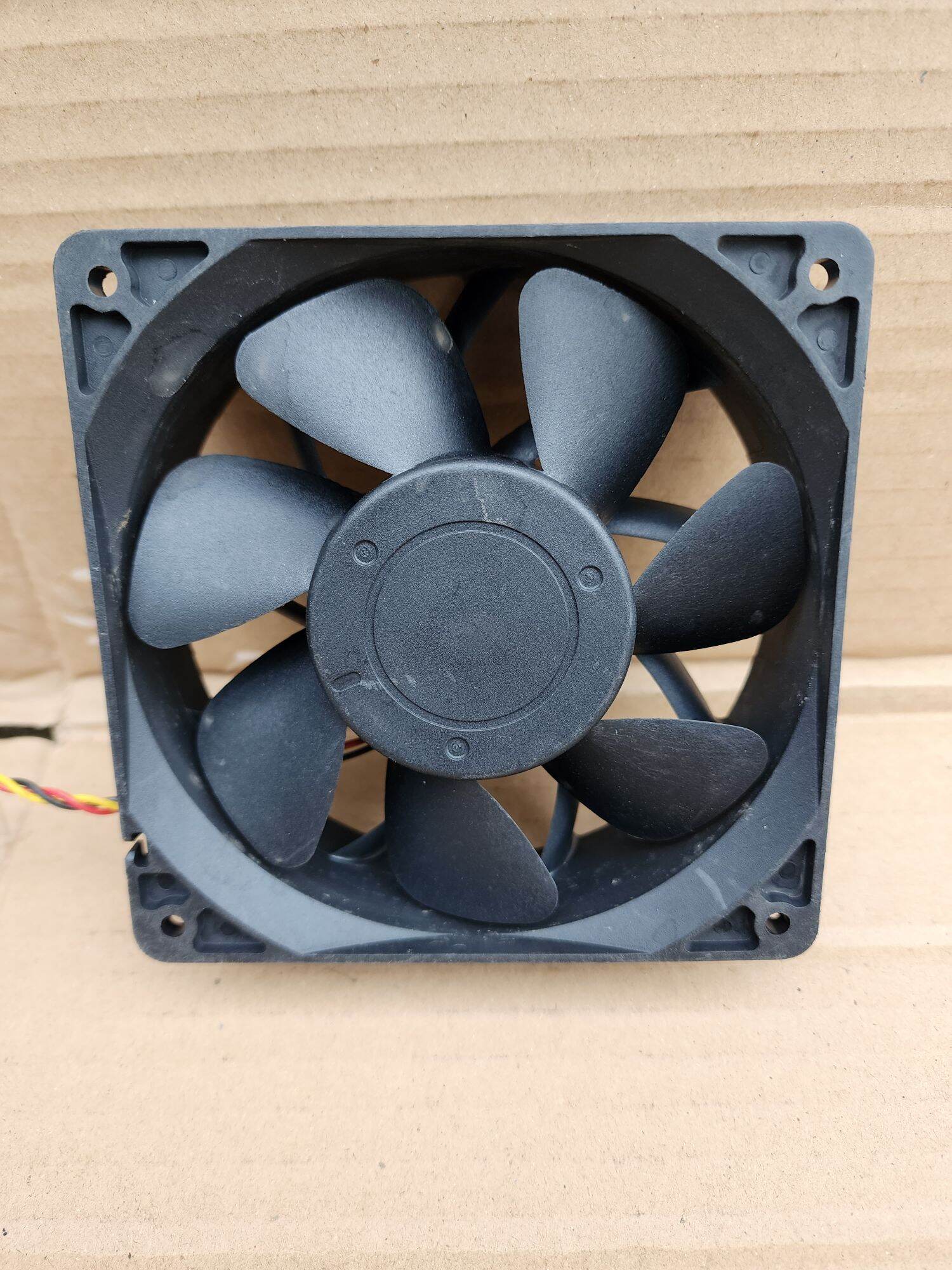 quạt tản nhiệt 12v~12x12x3.8cm~1.6A