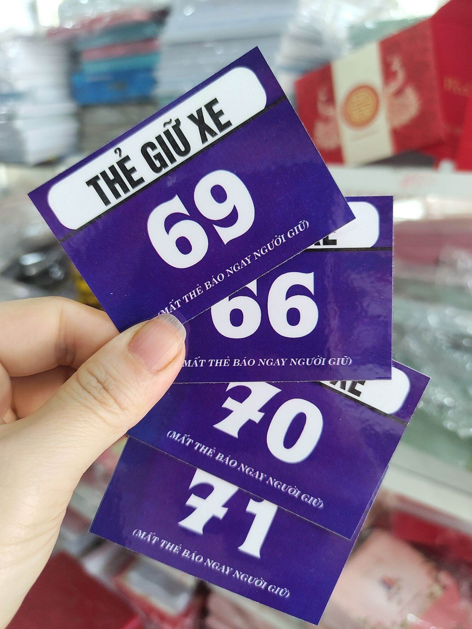 100 thẻ giữ xe, chỉ in số. 7x5cm. ép plastic