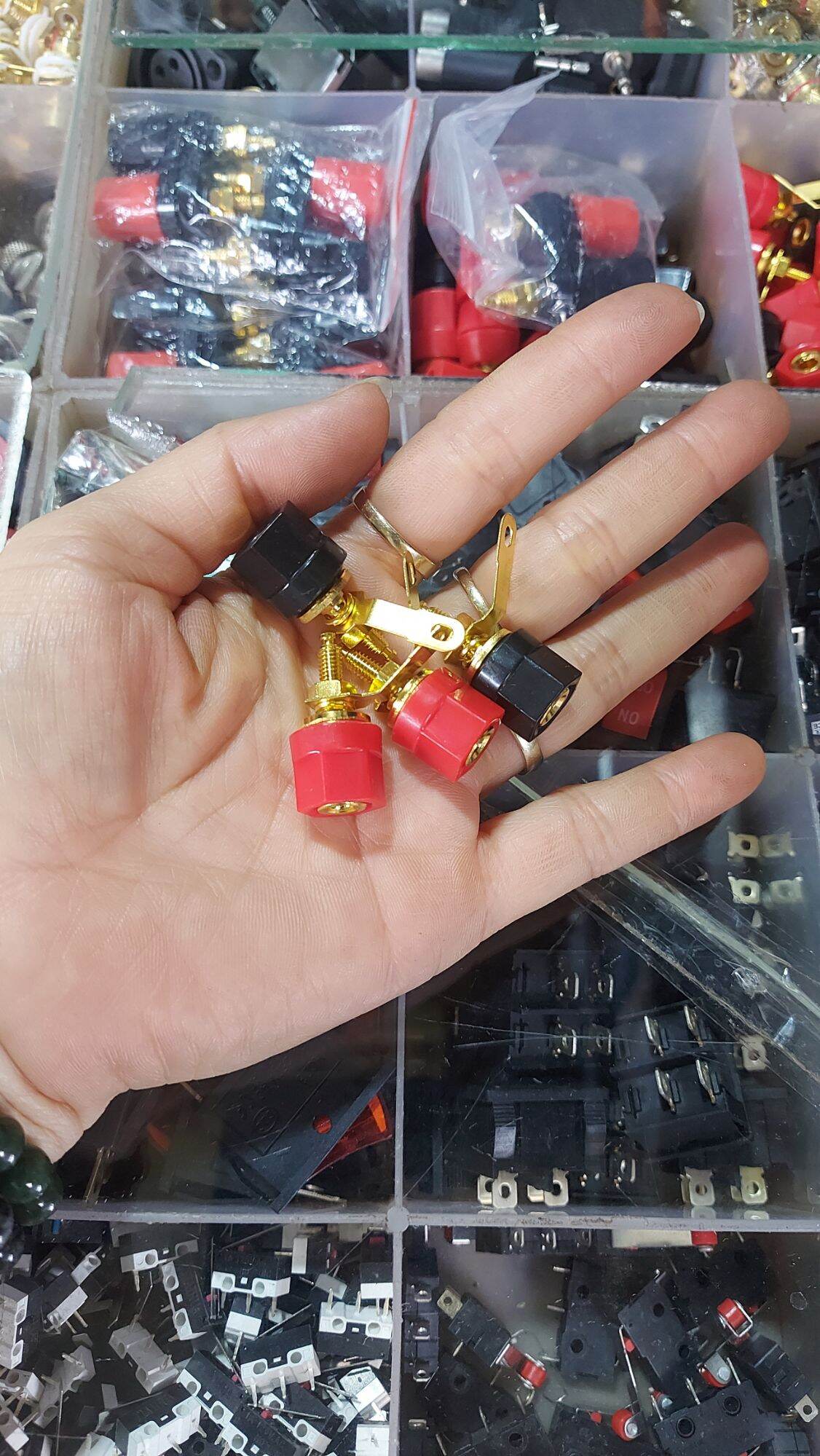 4 cái cọc loa ngắn đỏ đen