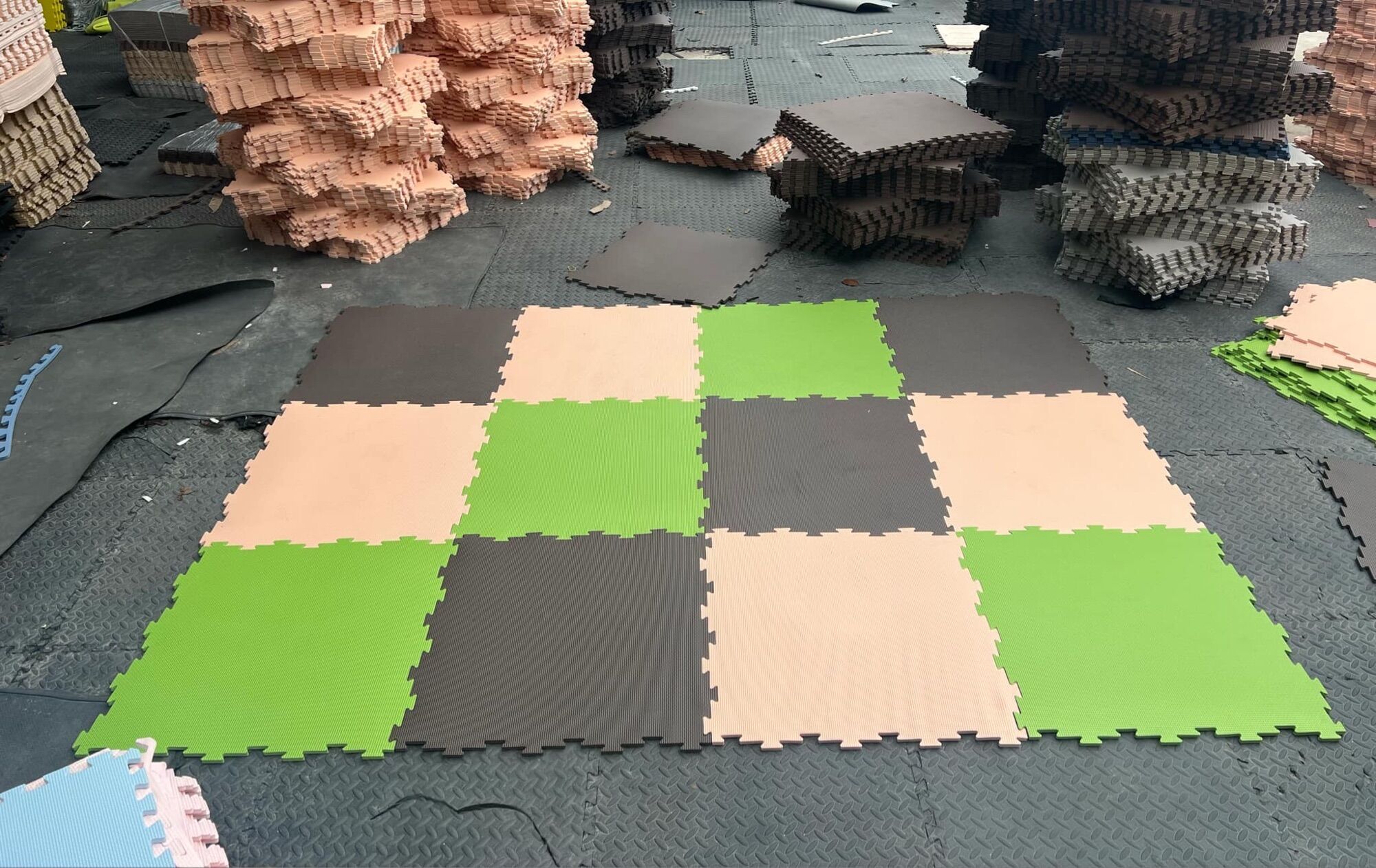 Thảm xốp lót sàn 60×60×1cm (nâu, nâu caffe, xám đậm, kem)