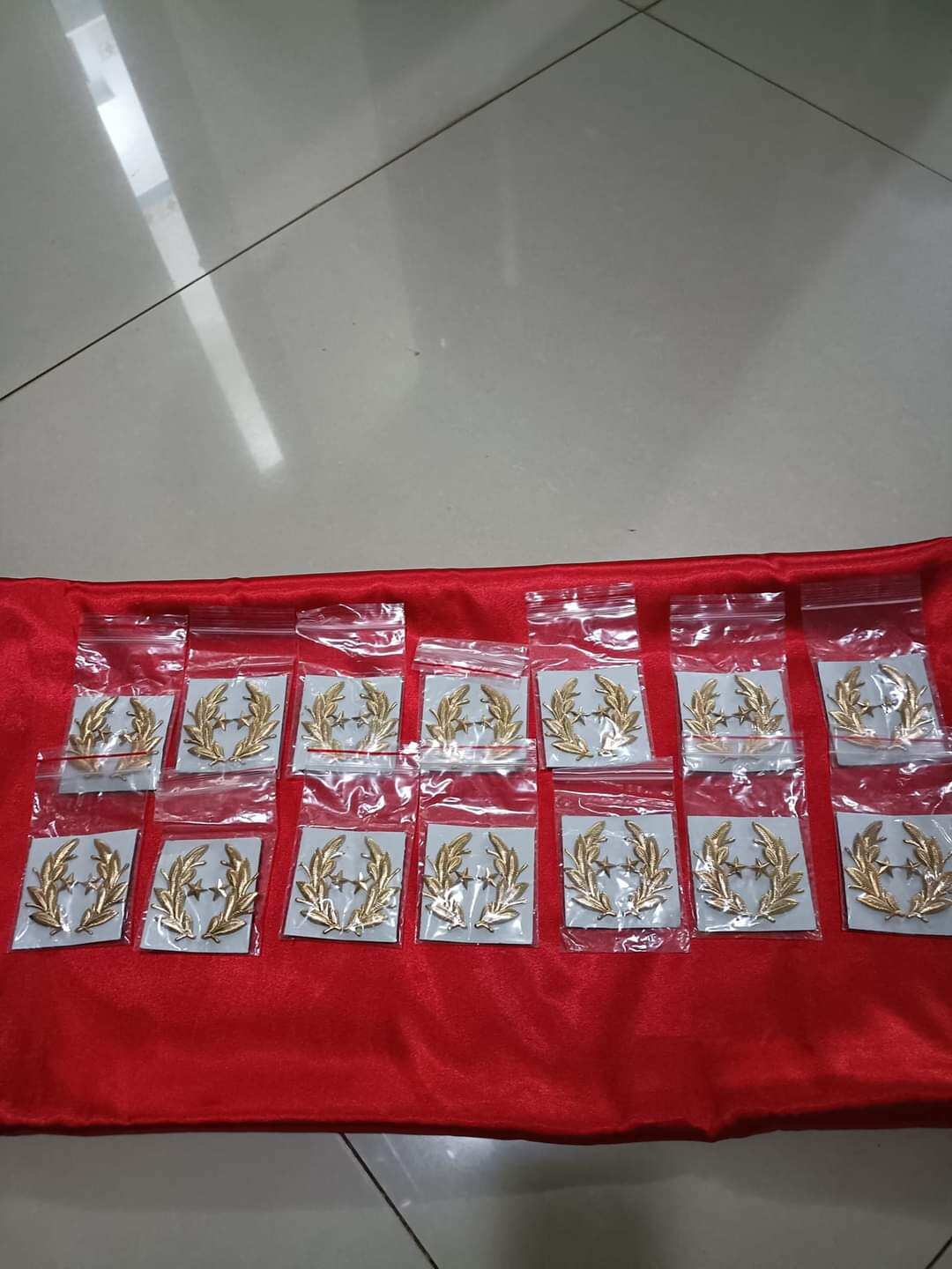 Cành tùng cài áo vest