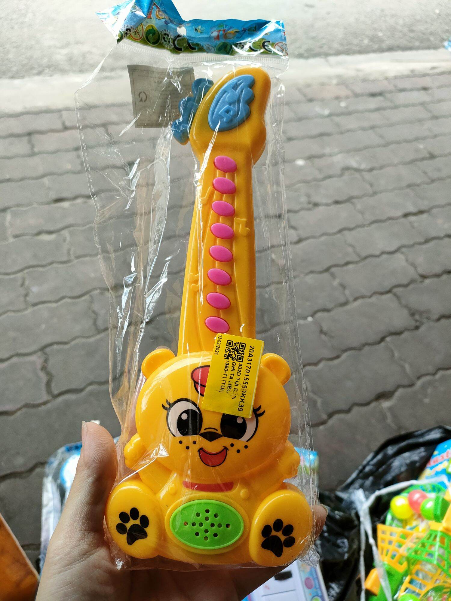 Đàn guitar nhiều mẫu lựa chọn cho bé tặng kèm pin( màu giao ngẫu nhiên)