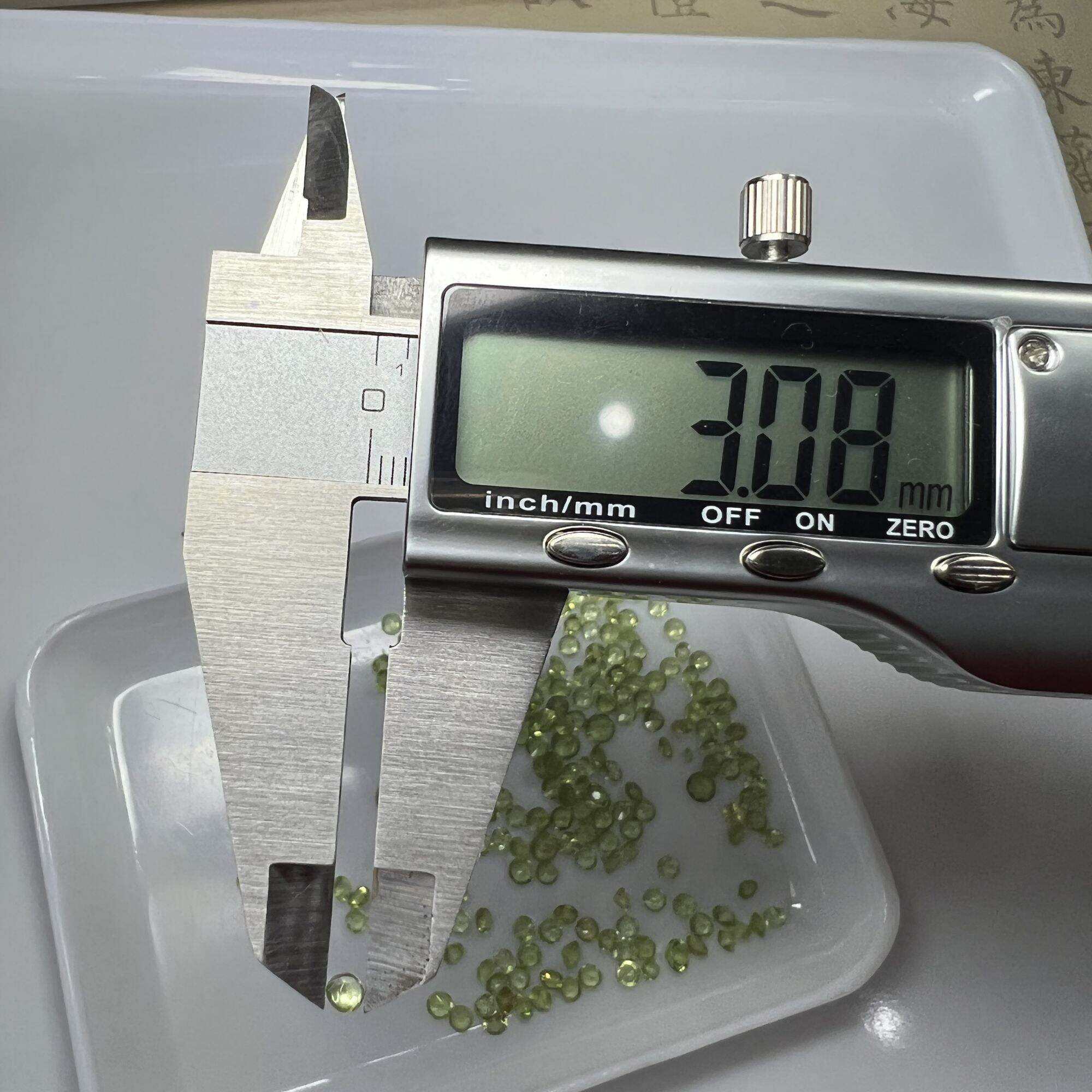 315-GIÁ 1 VIÊN ĐÁ PERIDOT TẤM ( THIÊN NHIÊN) 3 ly