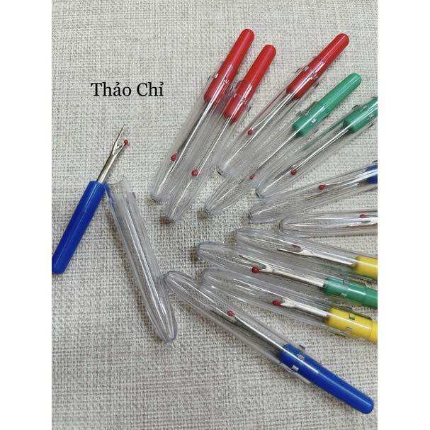 Dụng cụ xỏ kim / tháo chỉ rọc khuy nút đủ màu