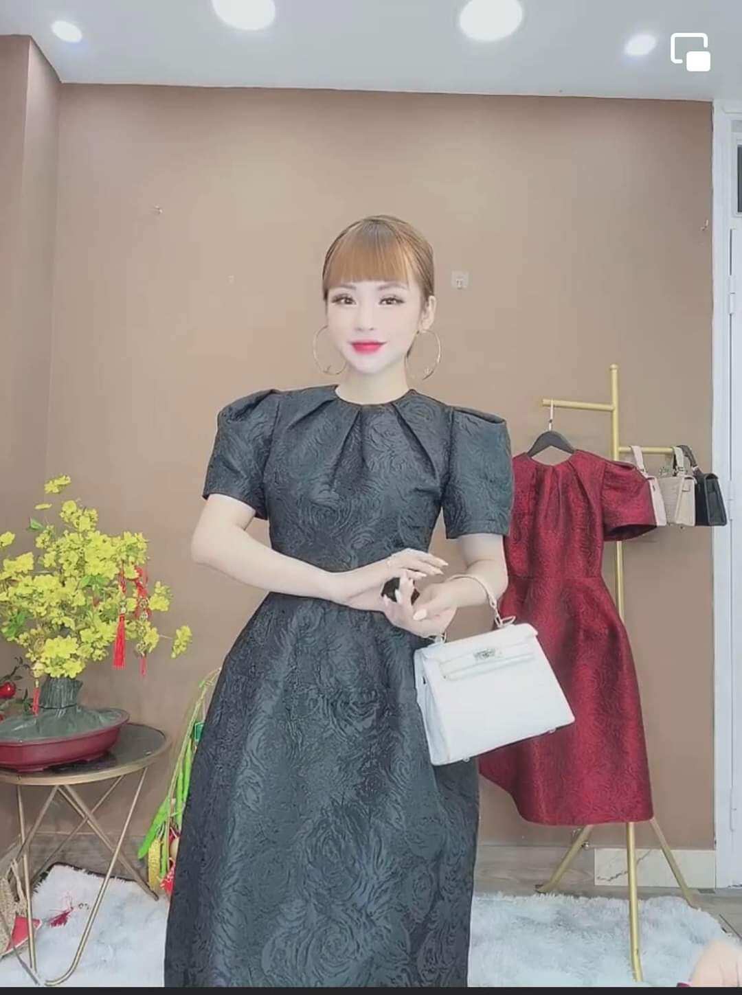 Đầm gấm vân hoa hồng tay vuông Monoco