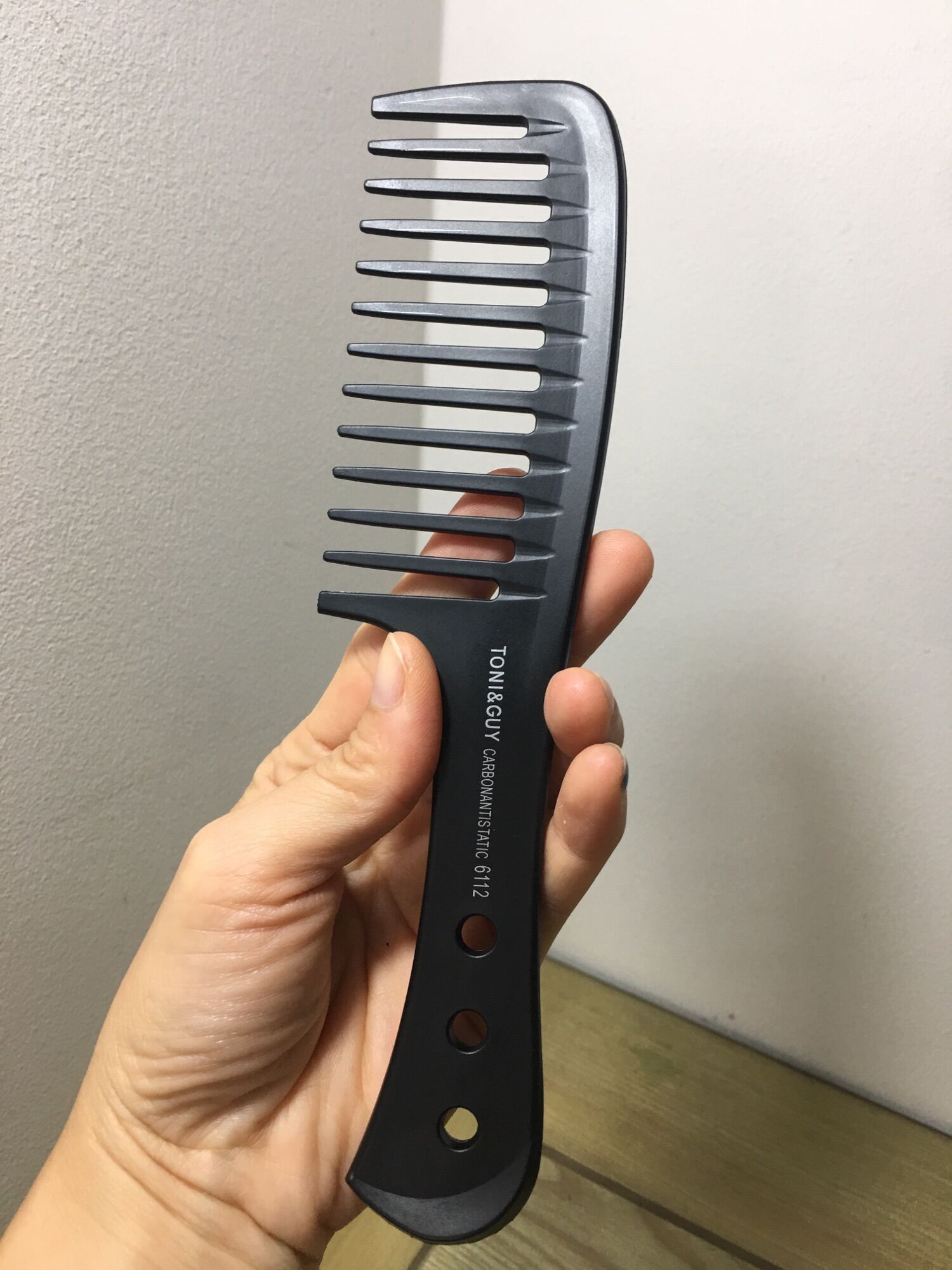 Lược thưa TONI&GUY Nhựa carbon cứng chắc