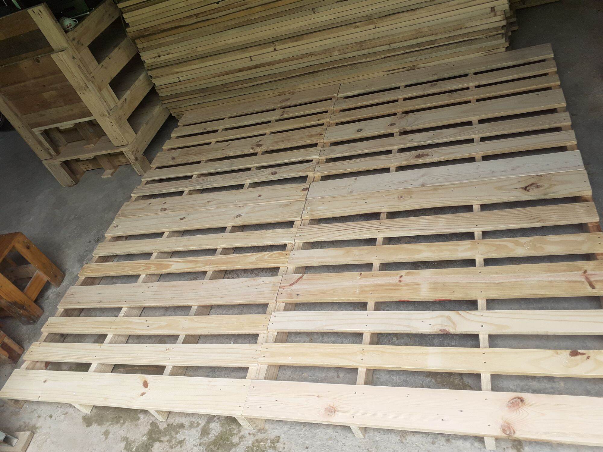 giường pallet gỗ 4 tấm(1m và 1m2x2m 2 tấm)cao 10cm.