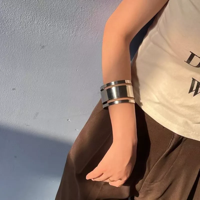 Vòng bắp tay phong cách Y2k siêu cá tính
