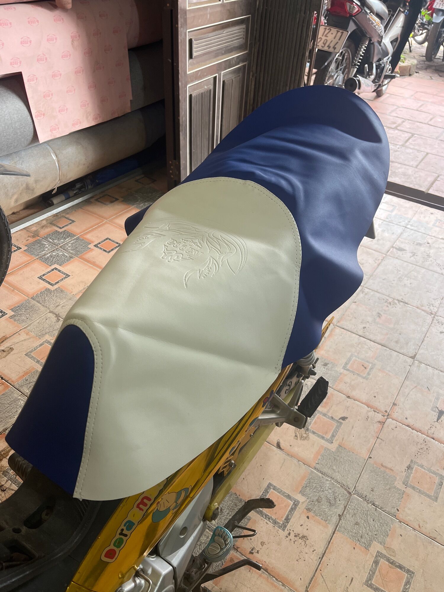 Vỏ yên thời trang xe máy