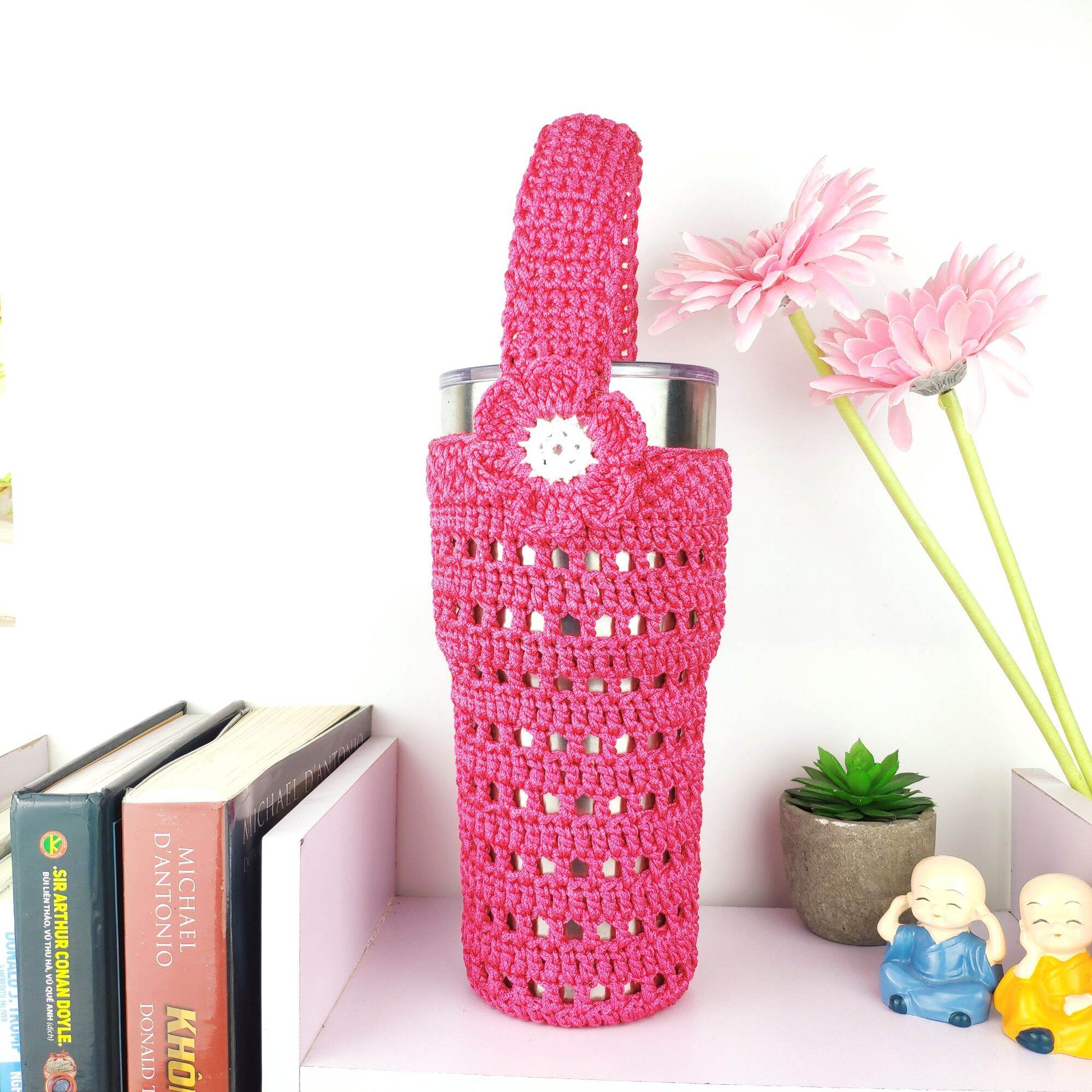 Túi đựng ly giữ nhiệt bằng sợi dù handmade màu hồng, có quai cầm, phù hợp cho du lịch và sử dụng hàng ngày.