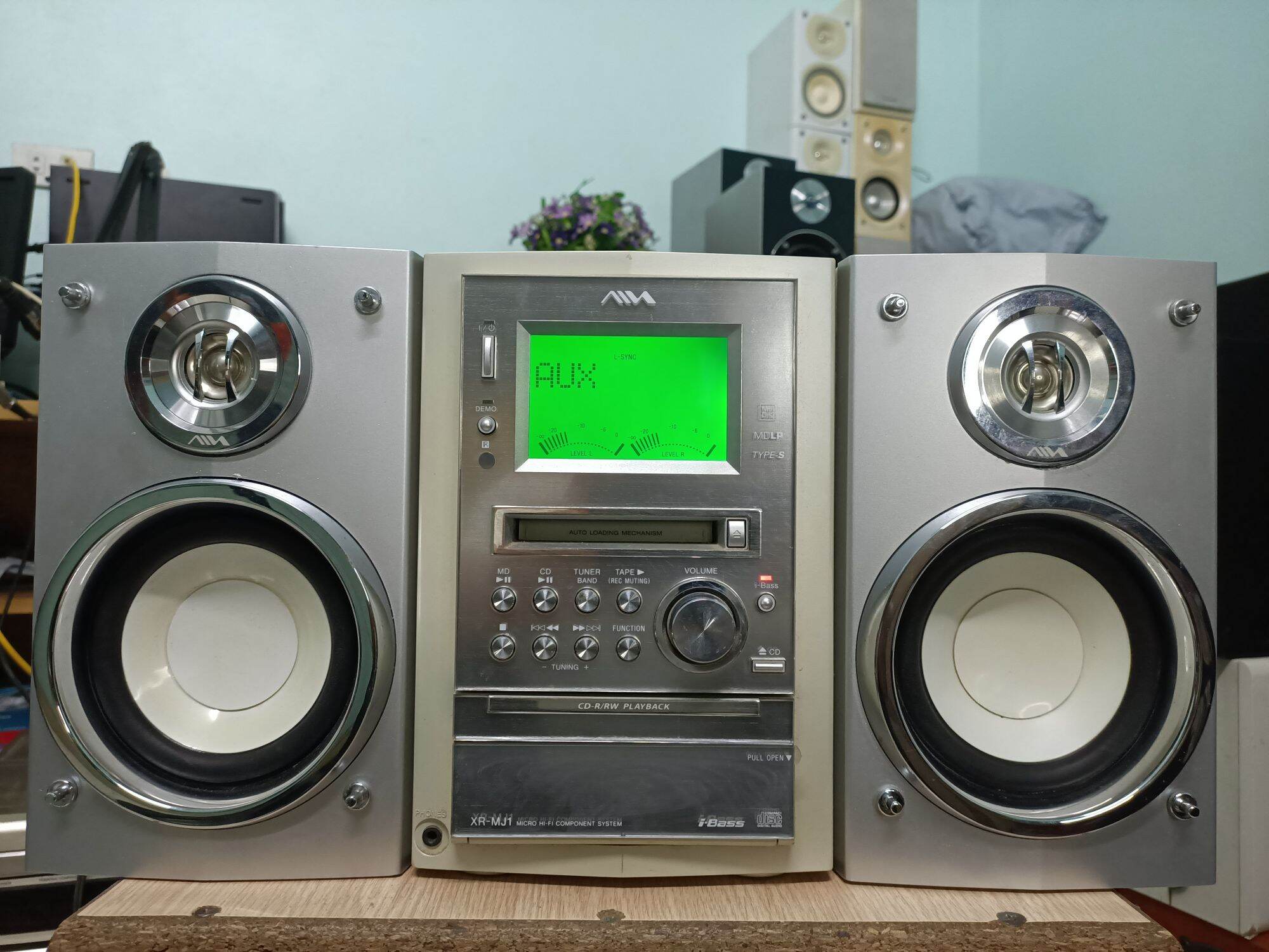 Bộ dàn mini aiwa mj1 nhật bản. nghe nhạc bao phê. có i-bass bạo lực. chức năng aux, -fm full 108. chạy điện ac 100v. nghe nhạc vàng, nhạc mạnh đều ok bao phê.