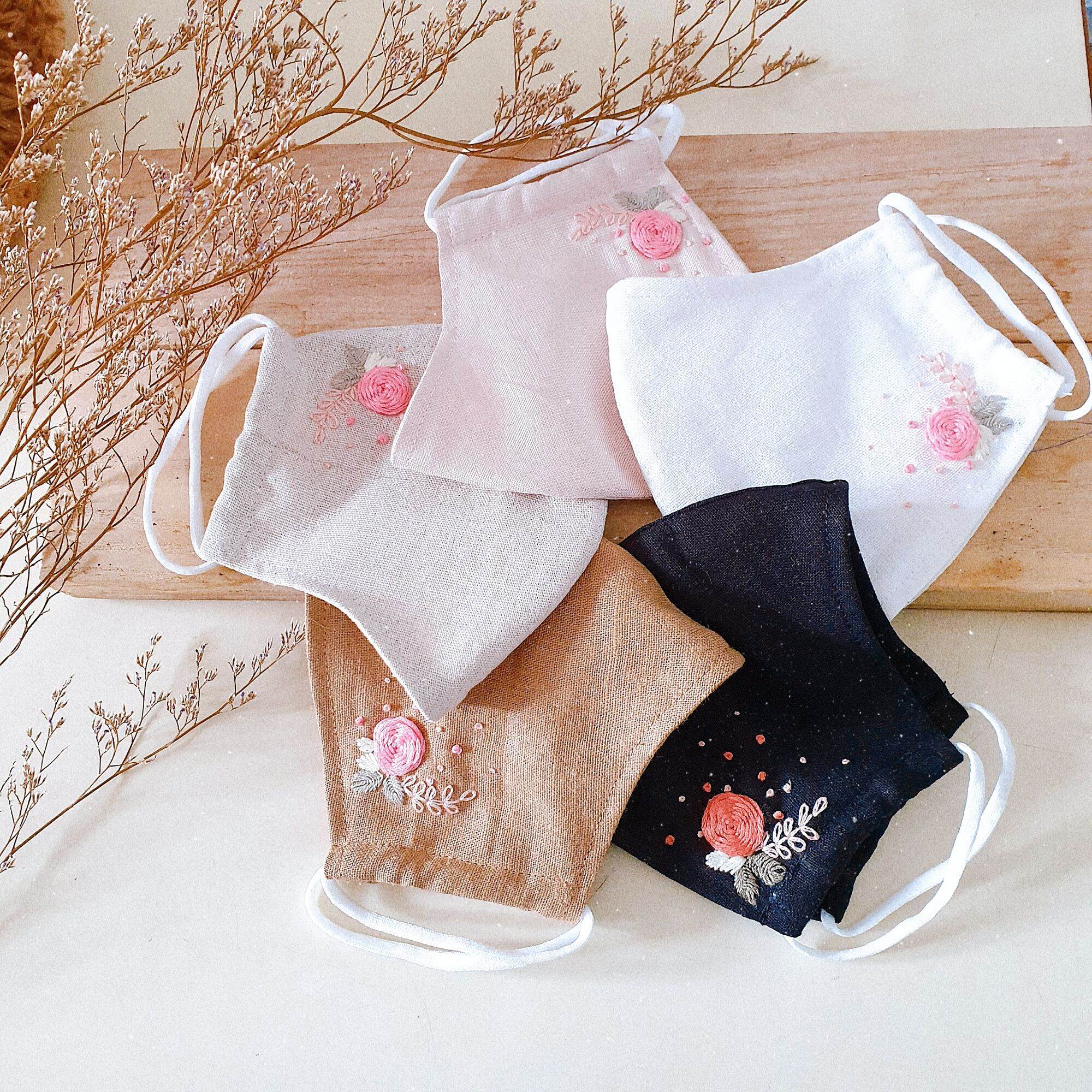 [ Tiệm Tháng Tư ] Khẩu trang vải Linen thêu hoa Hồng ( dây đeo có nút điều chỉnh )