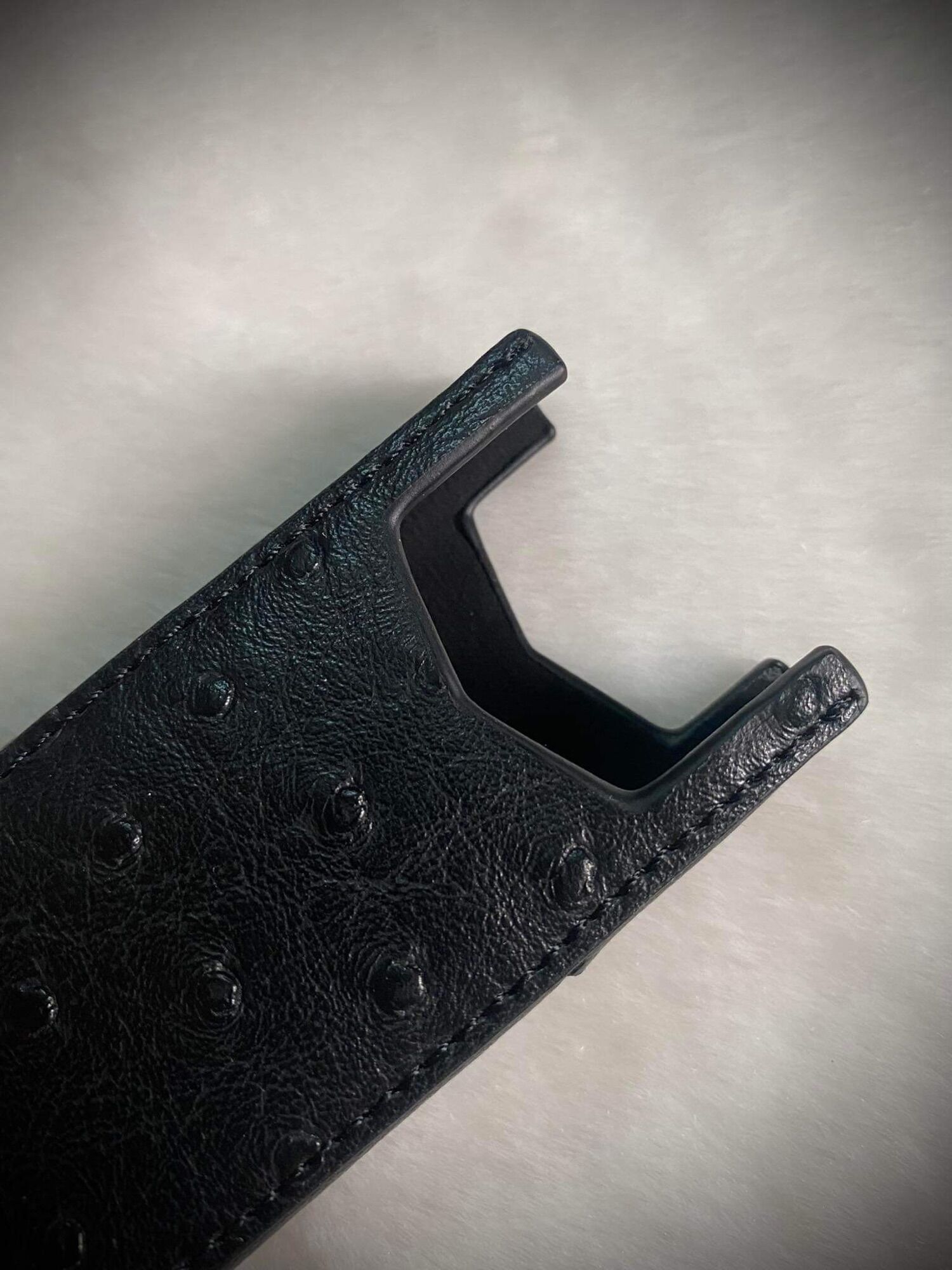 Bao da Vertu đà điểu đen logo vàng Signature S