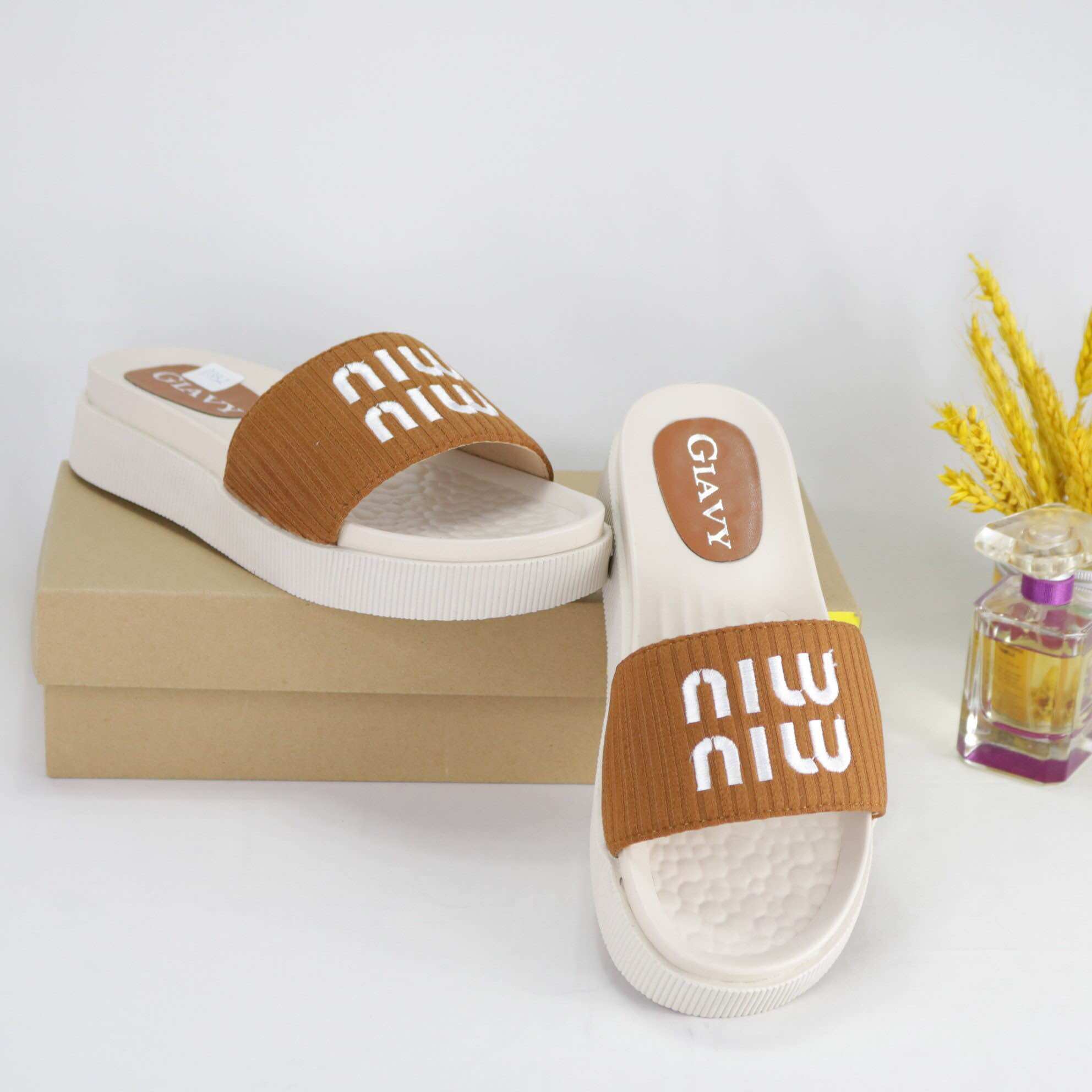 [CHÍNH HÃNG GIAVY] Dép nữ quai ngang D332 màu nâu cao 4cm, đế cao su đúc êm chân, có độ bám tự nhiên không trơn trượt.
