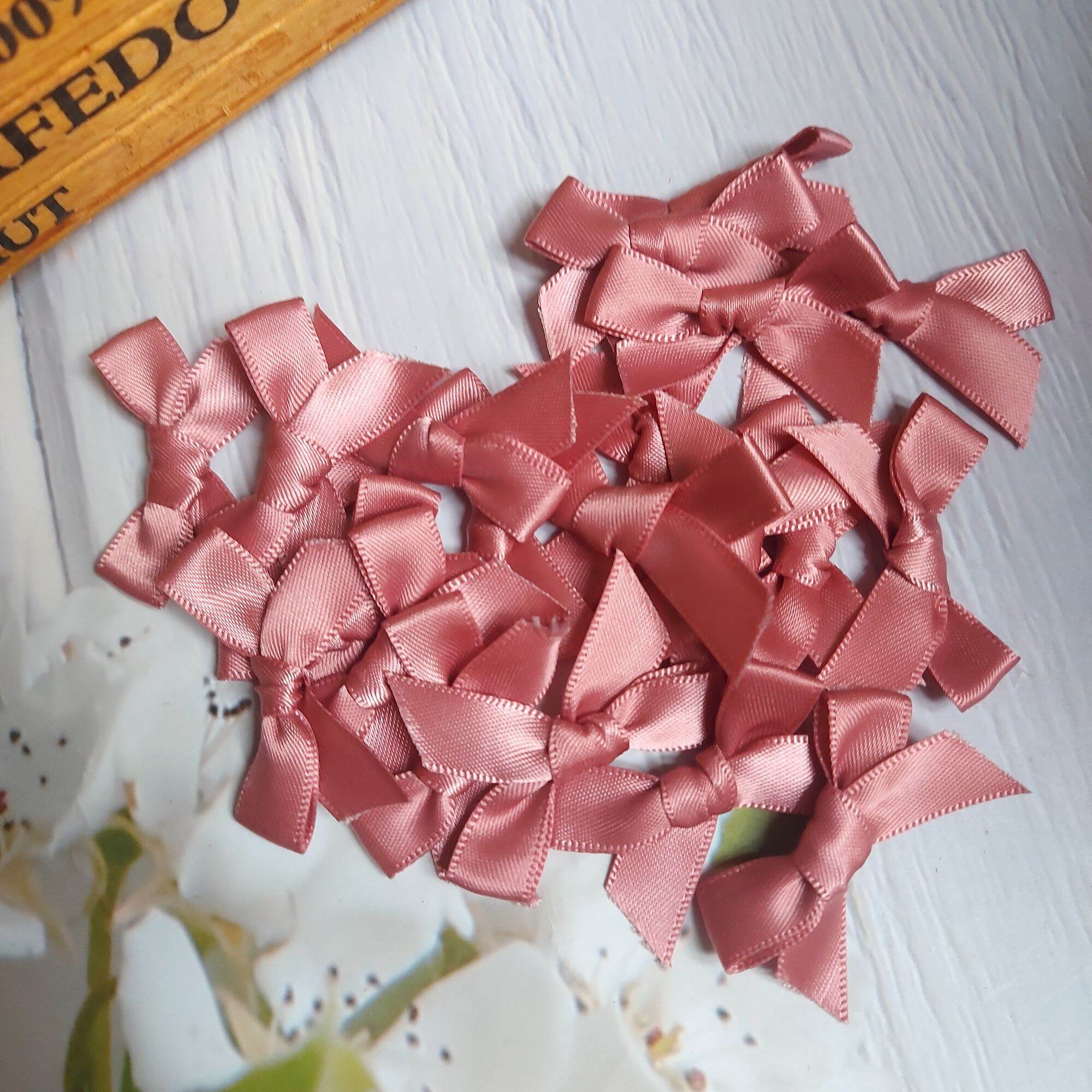 (50 NƠ )NƠ  LỤA TRANG TRÍ THỦ CÔNG,CÓ 8 MÀU, BẢN RỘNG 1CM.