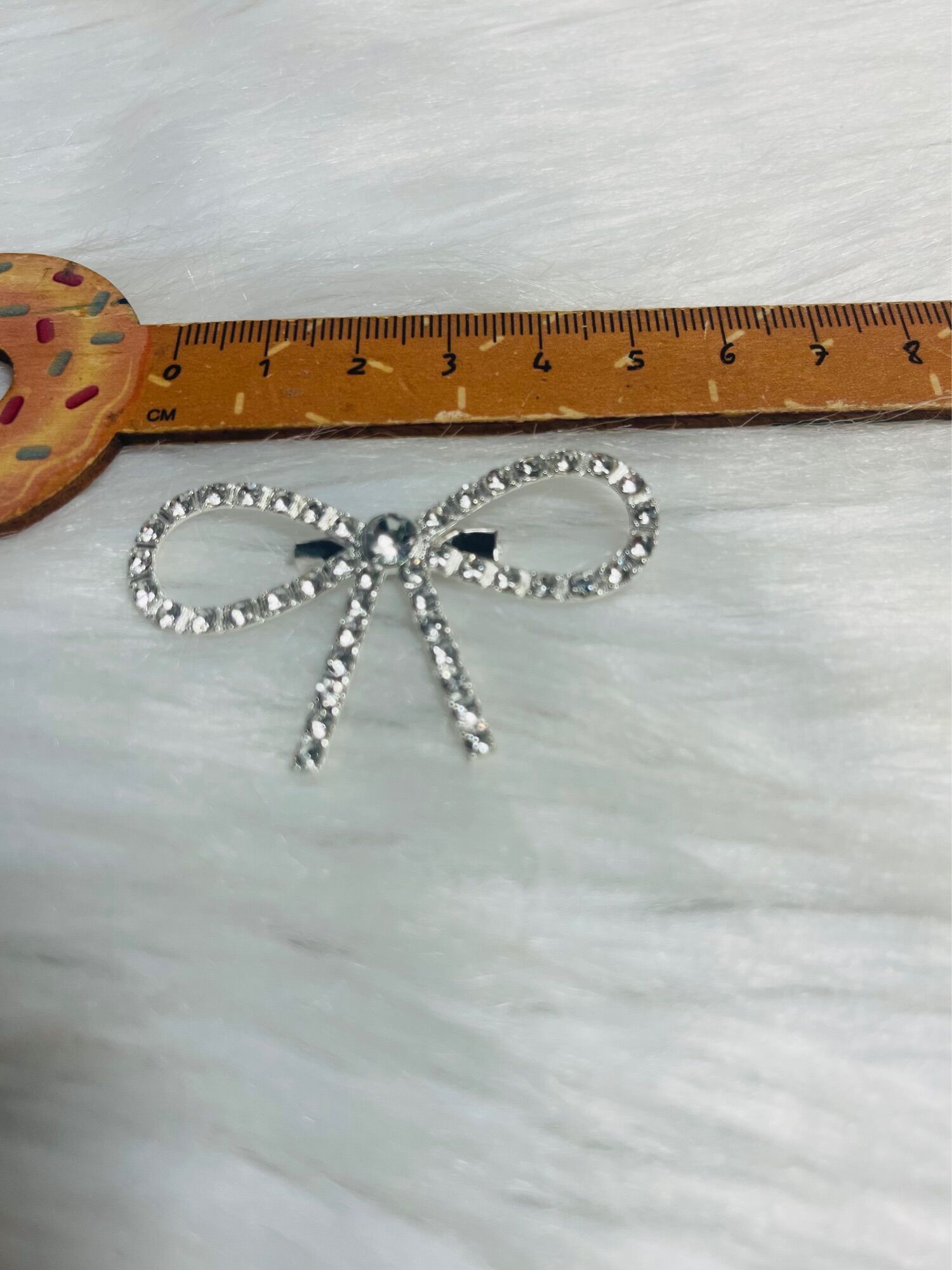 Cài áo nơ đính đá. KT 3x5cm