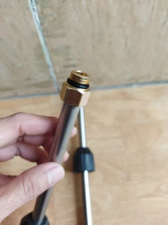 cần nối dài lắp cho súng xịt rửa xe .