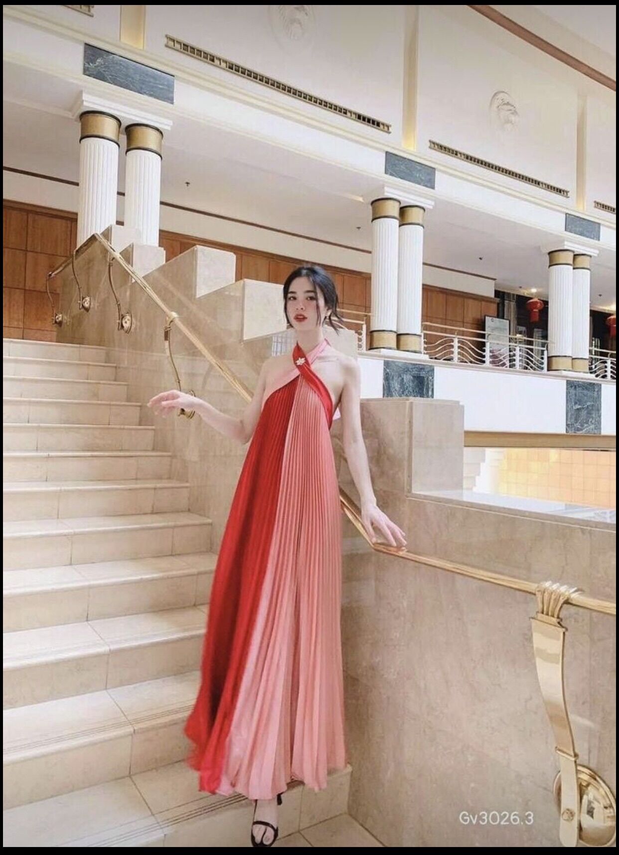 Đầm maxi dập ly cổ yếm phối màu hở lưng ,freesize