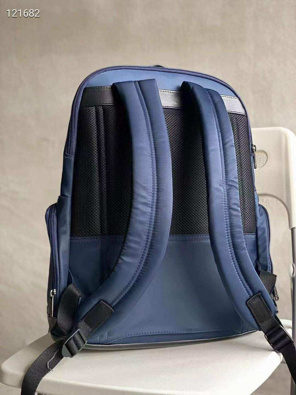 BALO TUmi chất liệu vải nylon dày dặn bền bỉ,