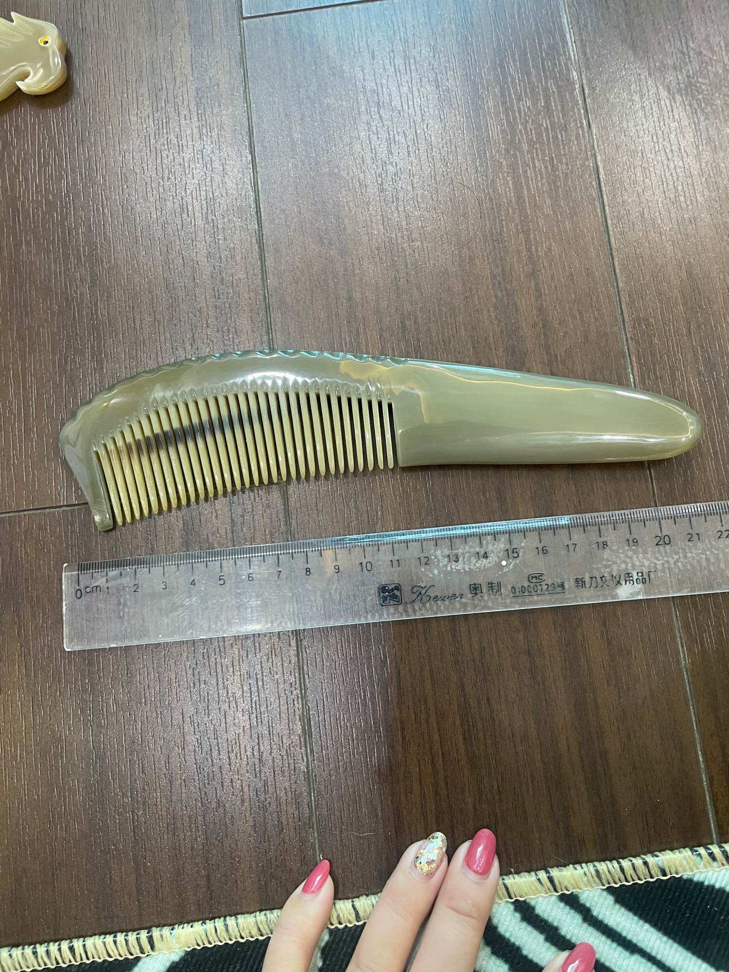 Lược sừng chuôi liềm