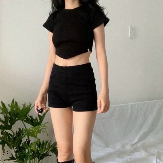 Áo croptop gân tay ngắn vạt nhọn