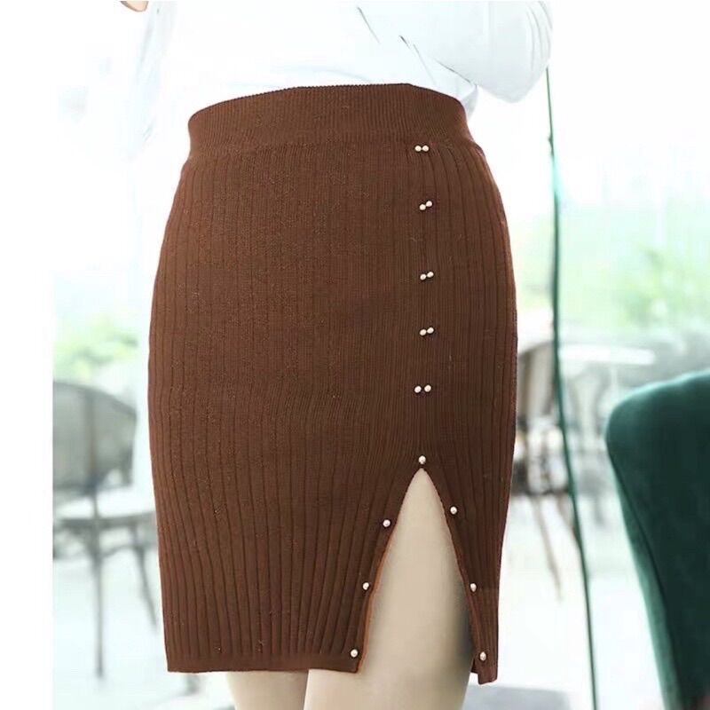 Chân váy len dáng ngắn xẻ lệch đính cúc