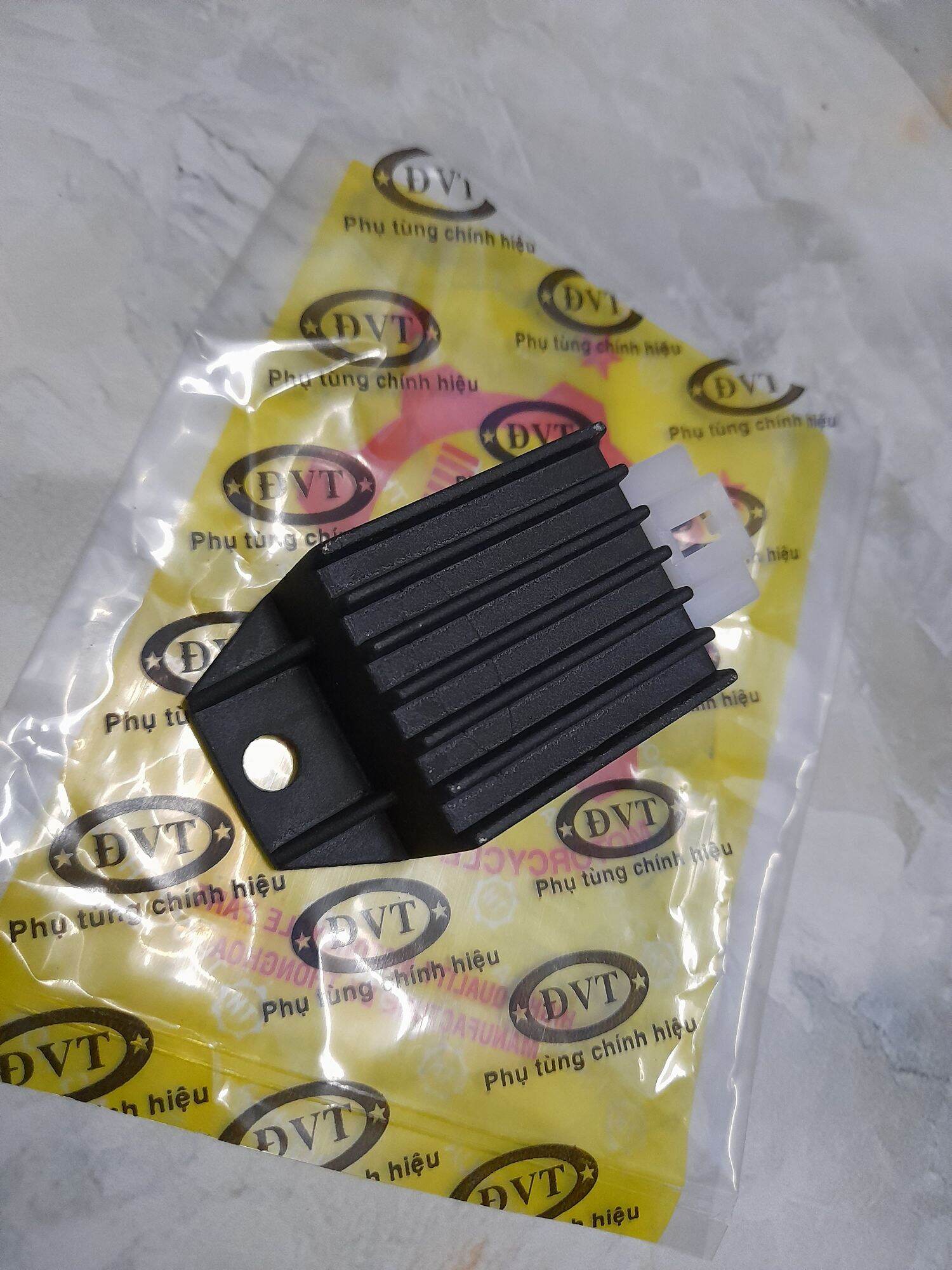 Cục xạc ổn áp xe máy Dream, Wave màu đen.