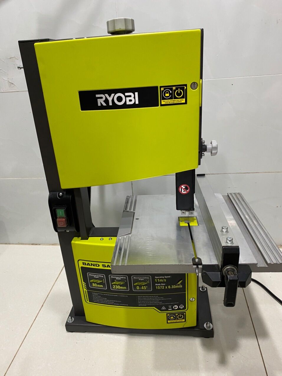 Máy cưa lọng đứng ryobi 350w đặt hàng online thông số kỹ thuật phạm vi góc : 0 - 45 ° độ tốc độ cánh blade: 40 m / phút kích thước bàn: 305 x 305