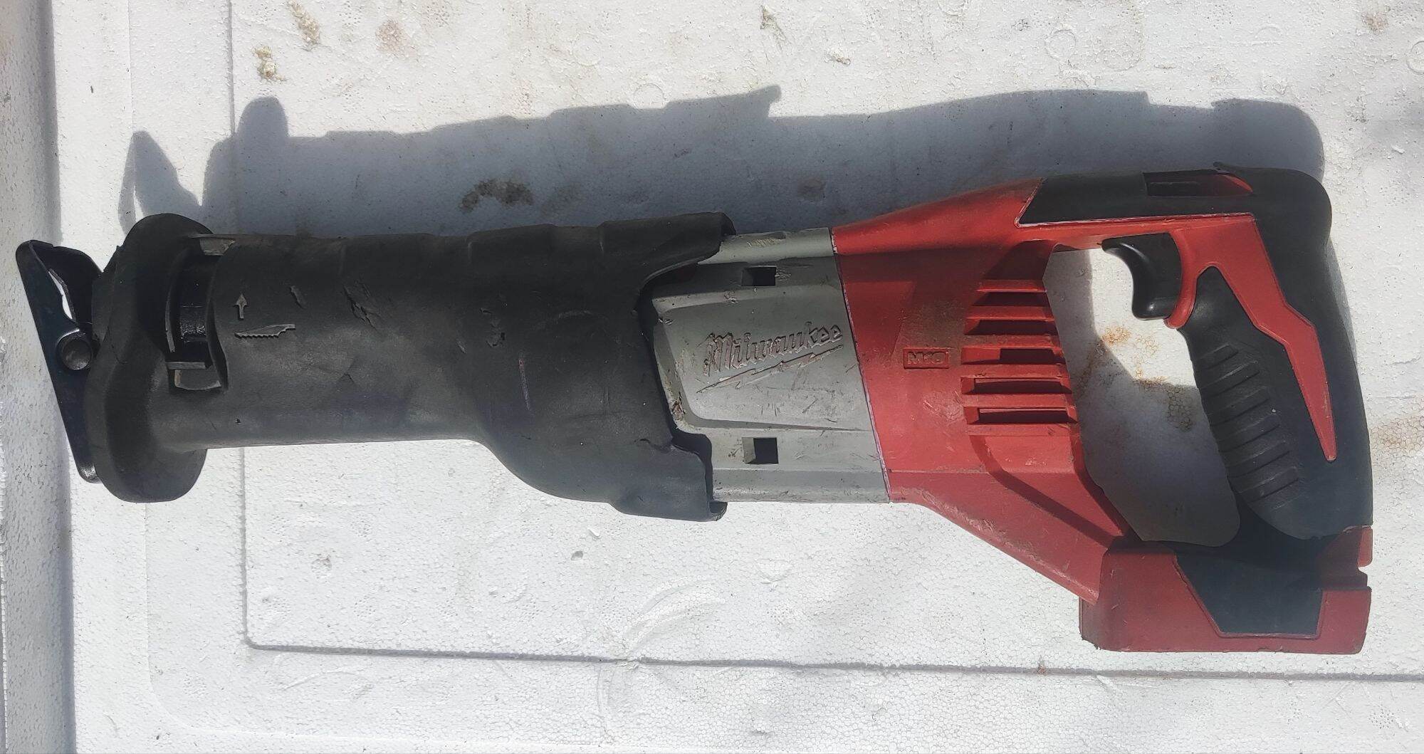 Máy cưa kiếm milwaukee M18, 18 vôn ,siêu khủng, máy hoạt động OK, sản phẩm là thân máy