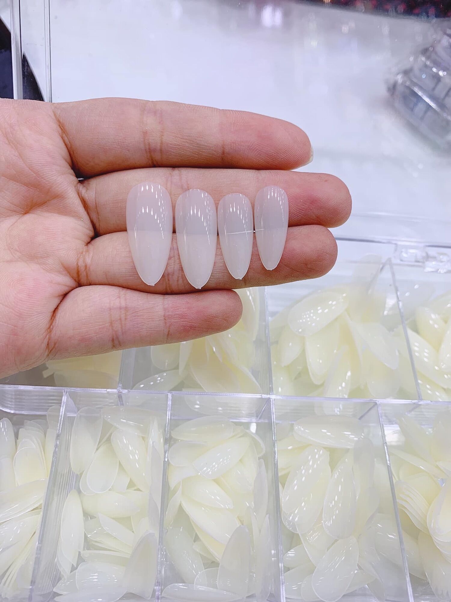 Móng úp tay màu đục hôp 500 mong