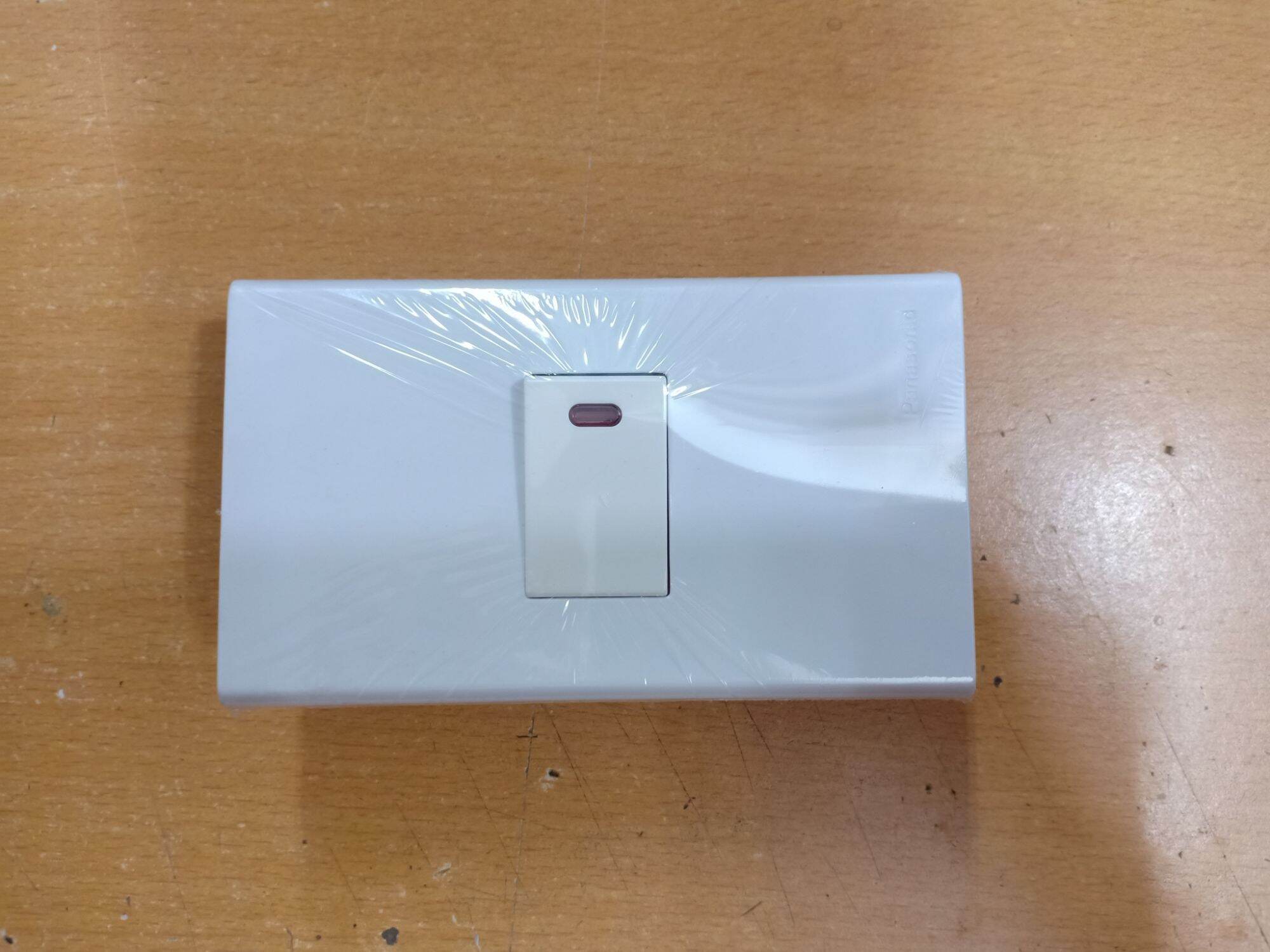 (compo bộ công tắc panasonic wev5033-7 20a có đèn báo)