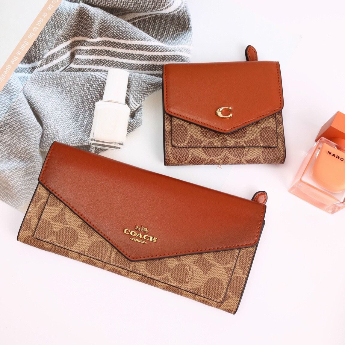 Ví Coach mini dáng bì thư xinh xắn