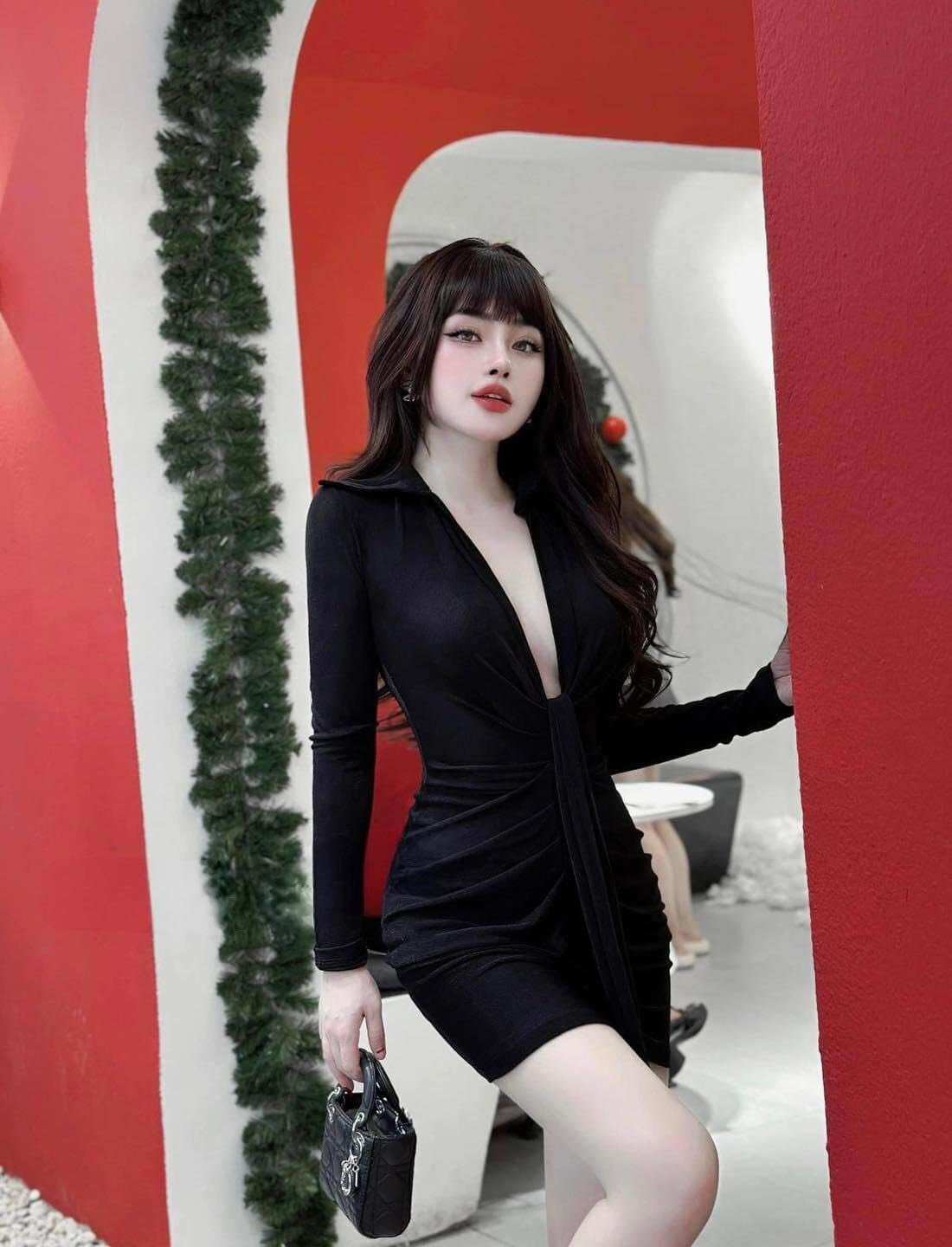 Đầm body có nút