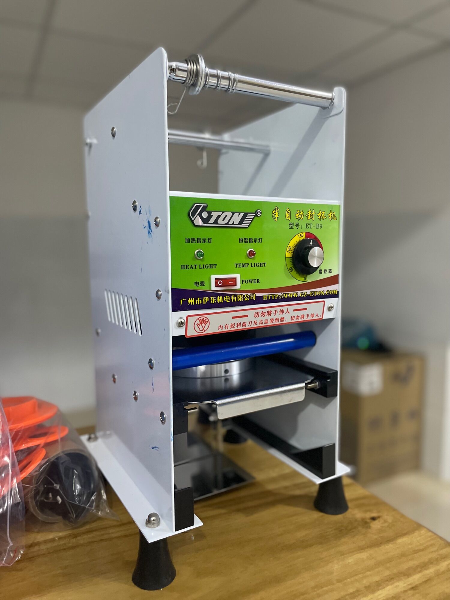 Máy ép miệng ly tự động cuốn màng Eton B9