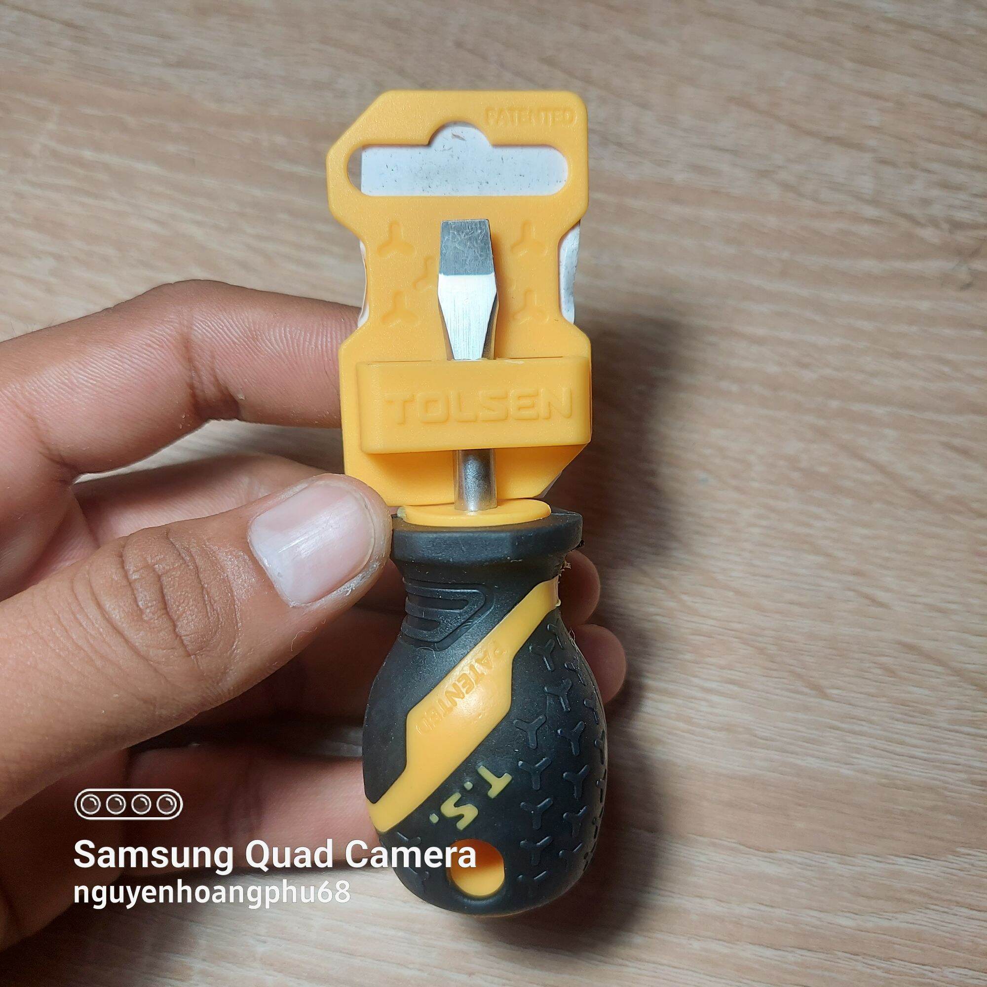 Một Tua vít, tô vít ngắn tolsen