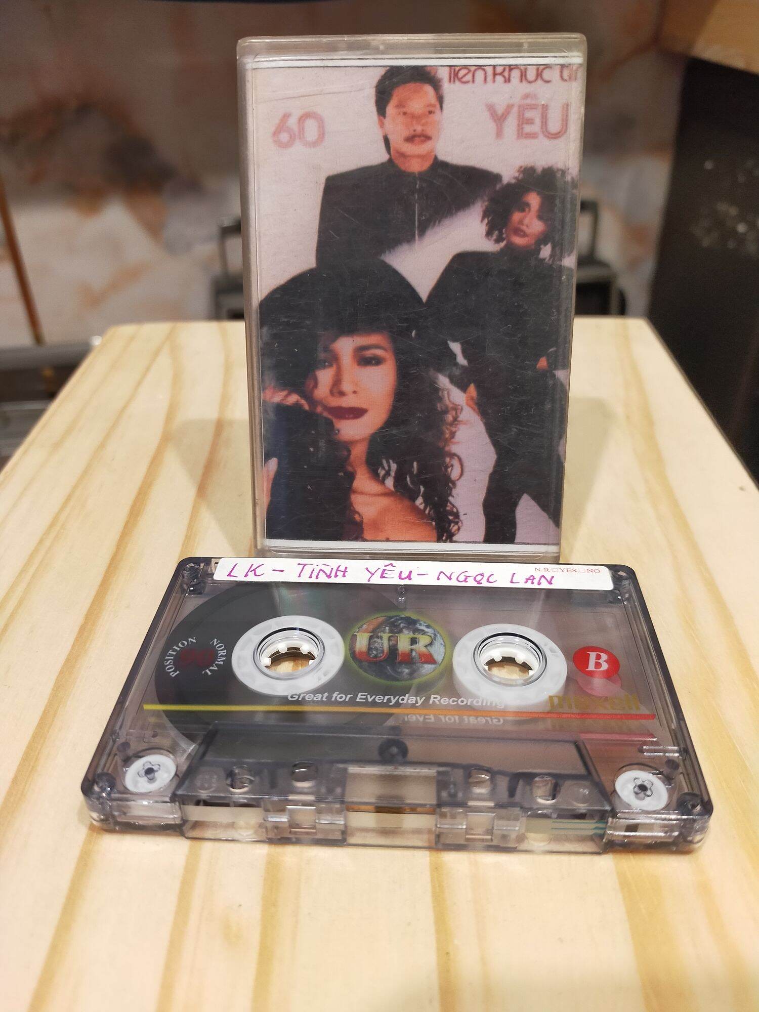 1 băng cassette Maxell ur 90s liên khúc tình yêu( lưu ý: đây là băng cũ