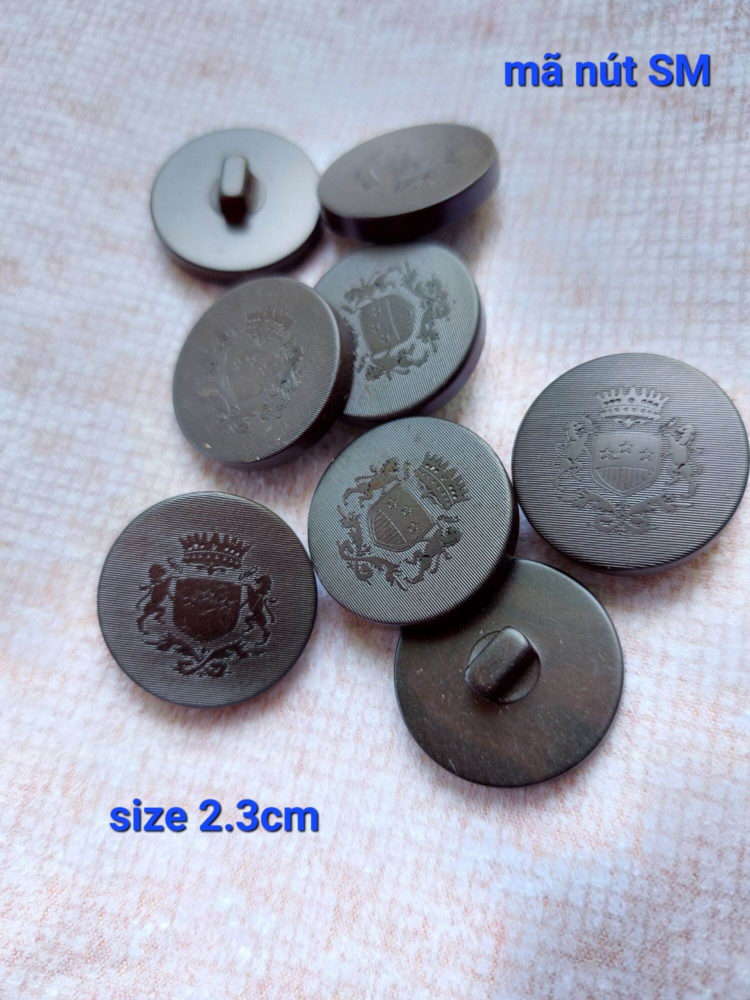 Nút áo đen size 2.3cm. logo