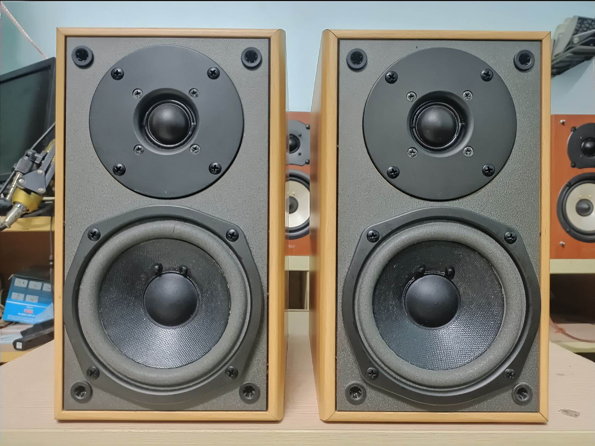 Đôi loa mini cao cấp Onkyo D-V3 Nhật Bản. Bass 12, màng cacbon, gân mút, từ kép bọc chống nhiễu to gần bằng mặt loa. Trest dom lụa cao cấp, từ kép. Loa có phân tần. Công suất 140w/đôi. trở kháng 6om. cao 25, ngang 15, sâu 25. màu vàng.
