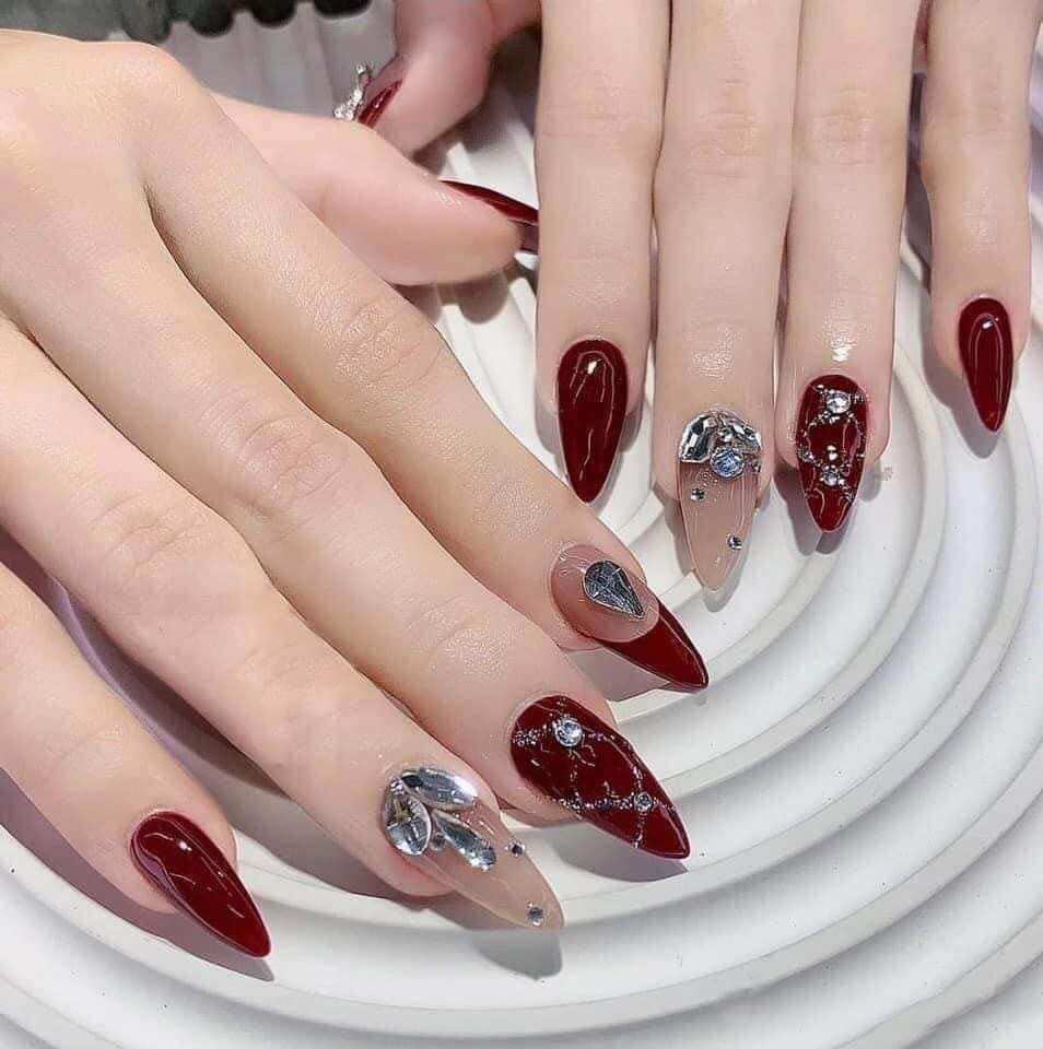 Móng úp thiết kế tong đỏ đính đá