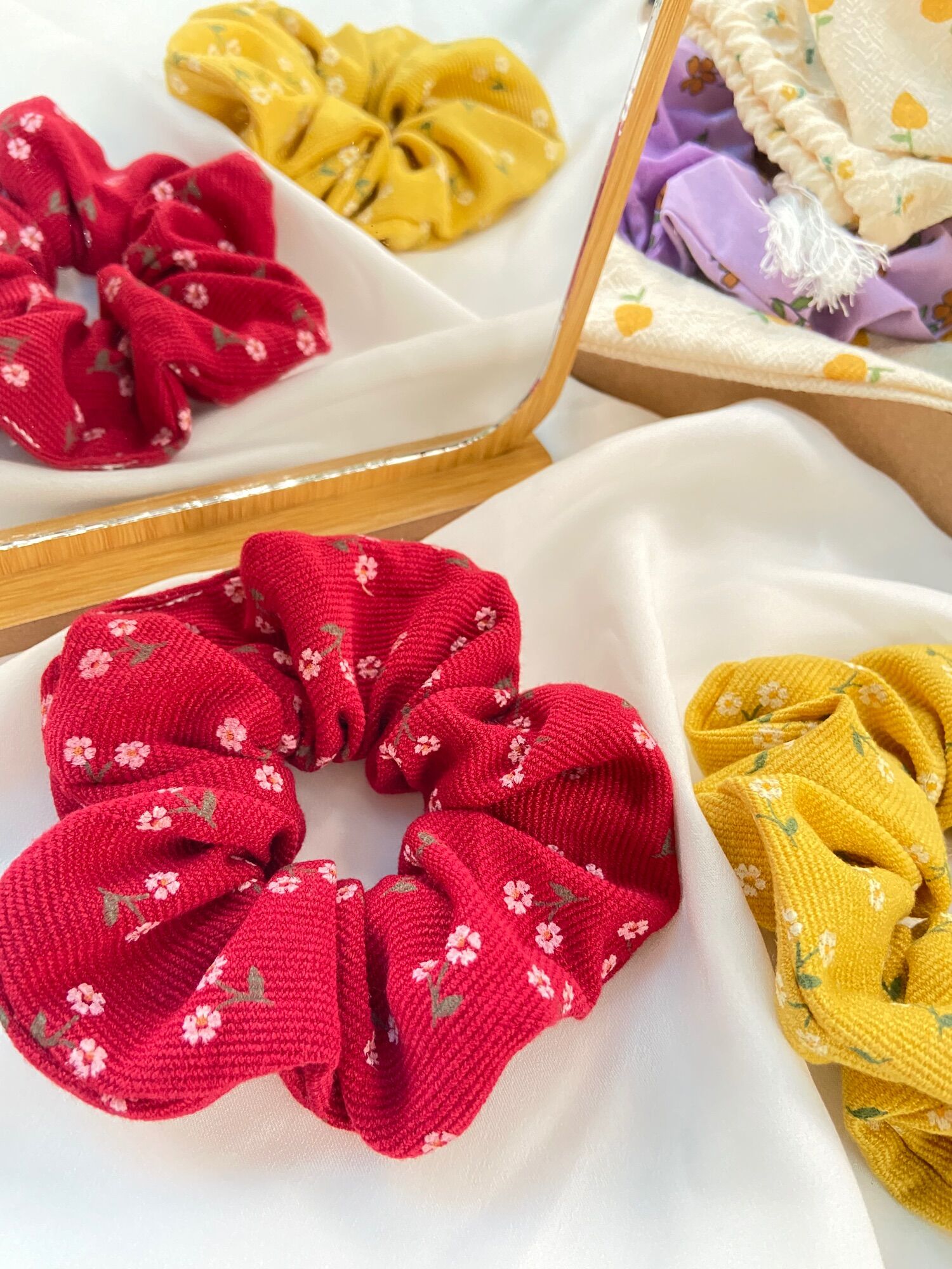 CỘT TÓC SCRUNCHIE VẢI HOA XINH XẮN CHO BẠN GÁI
