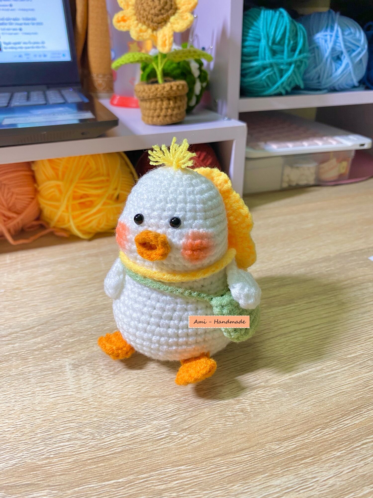 Vịt con ú nu đeo cặp đi học (sản phẩm len handmade)