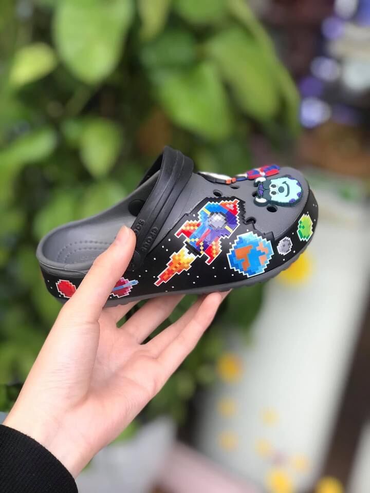 SỤC CROCS TRẺ EM- IN HÌNH TÊN LỬA 3D