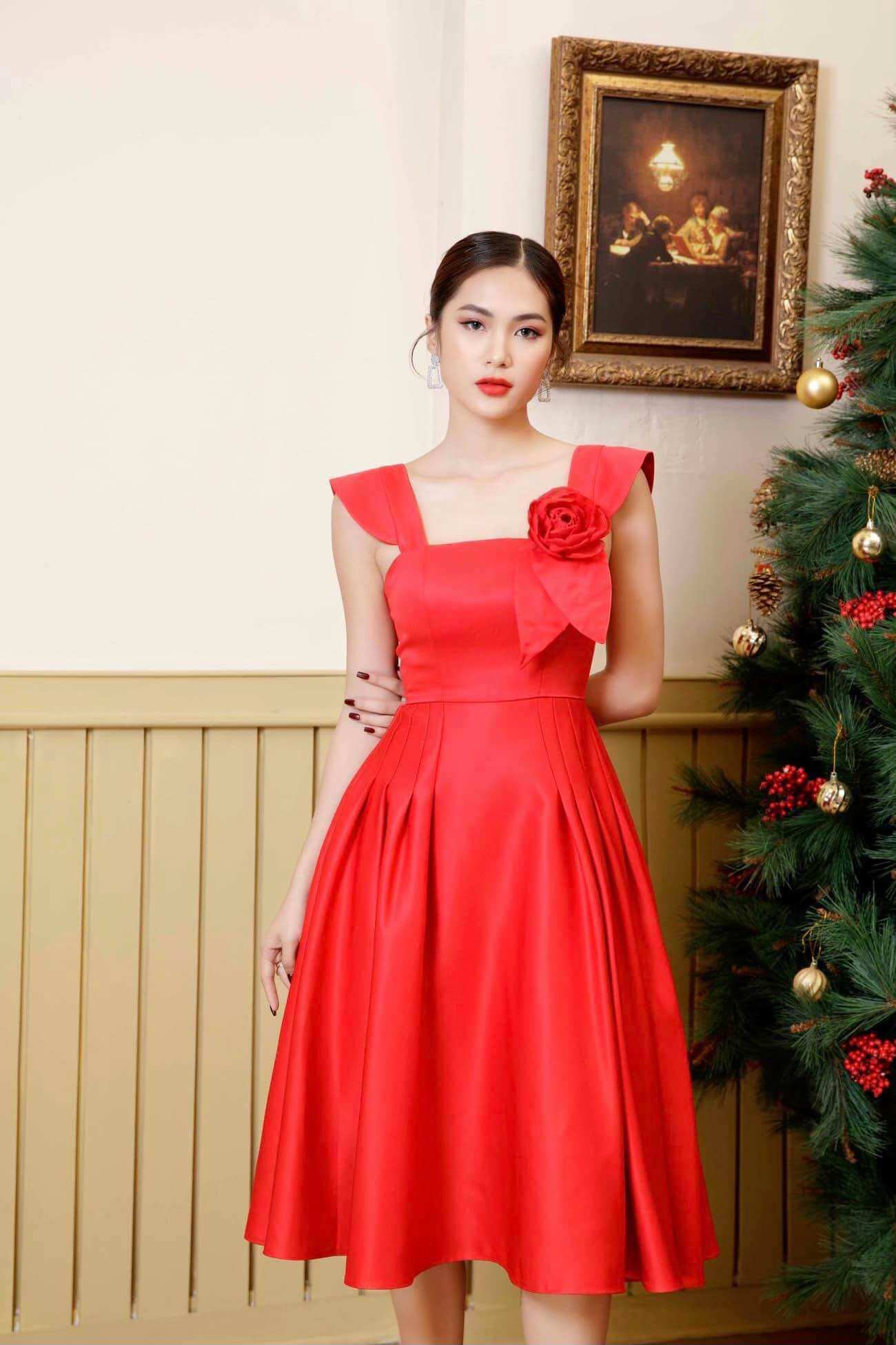 Đầm xòe xếp li eo hoa cài ngực