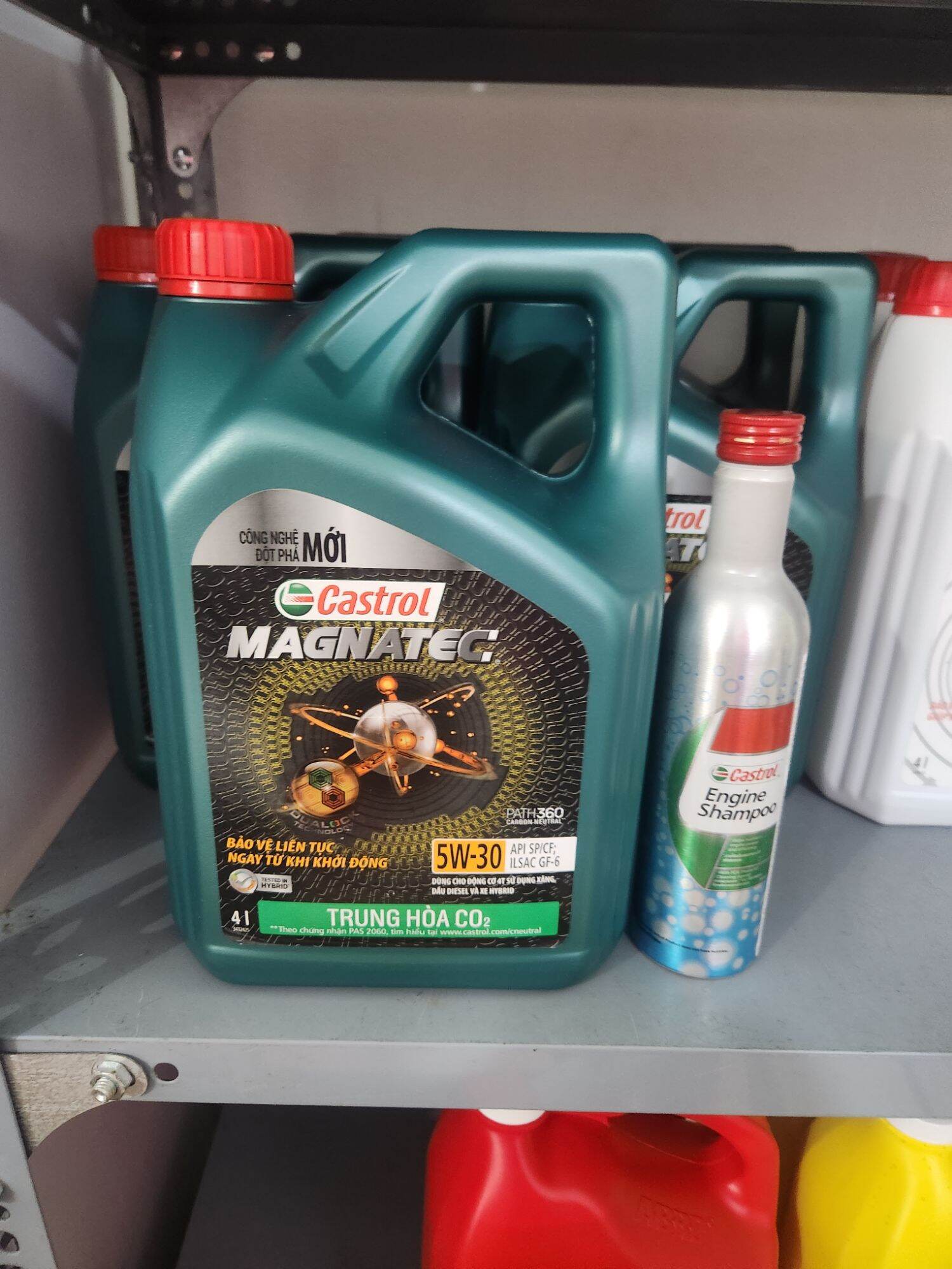 Bản mới 2023 Combo dầu nhớt Castrol 5w30 và Dung dịch làm sạch CASTROL ENGINE SHAMPOO