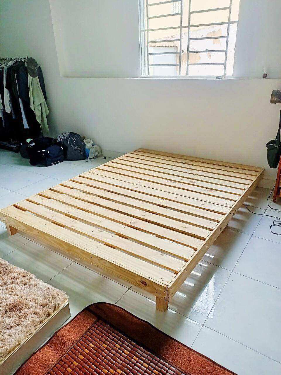 Giường palet gỗ thông chân trụ cao 20cm/25cm